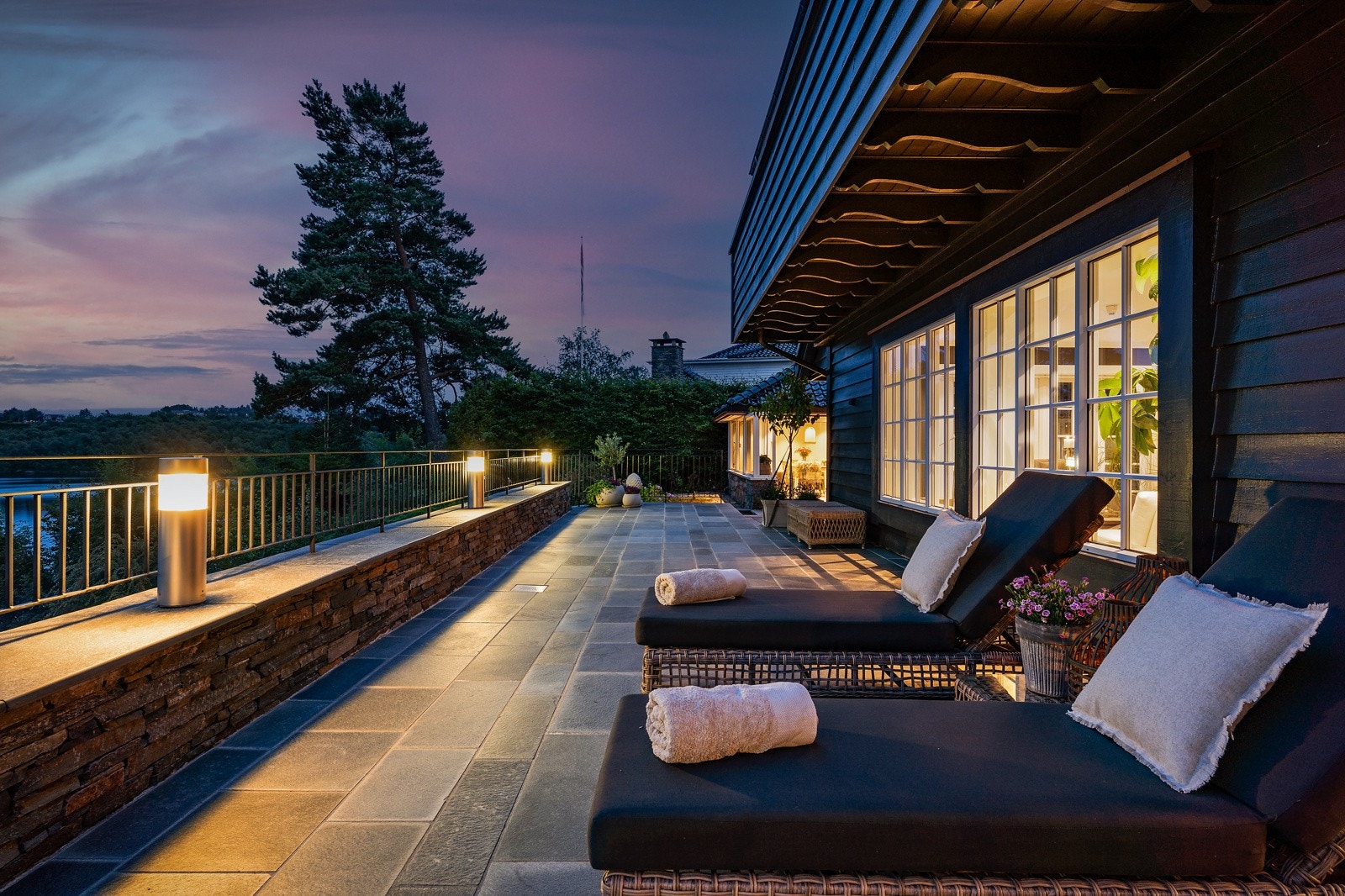 - Det er svært fin utvendig belysning på hele eiendommen - Galleribilde