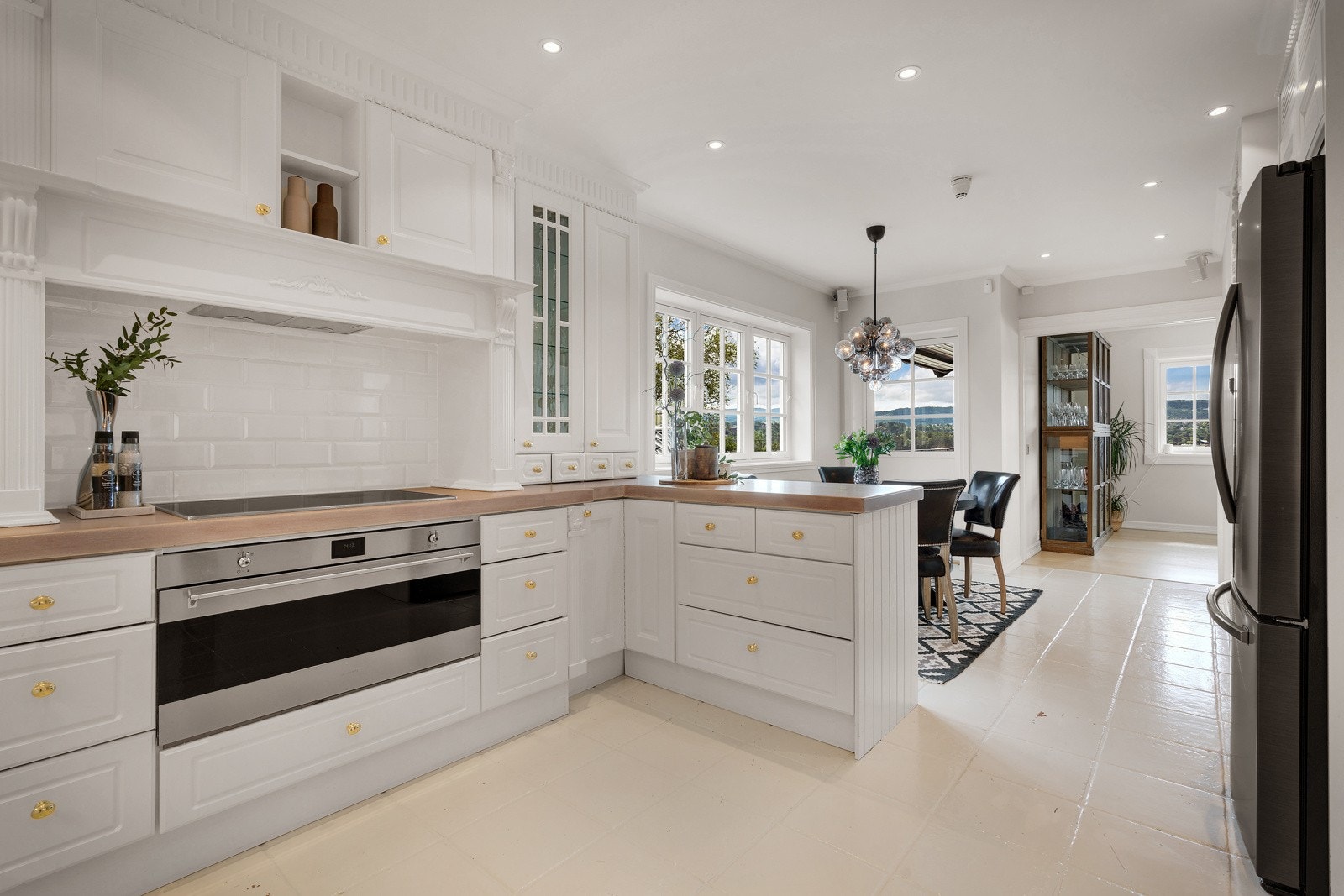 - Det hele fremstår sømløst og lekkert med benkeplate i lys eik med porselensvask - Galleribilde