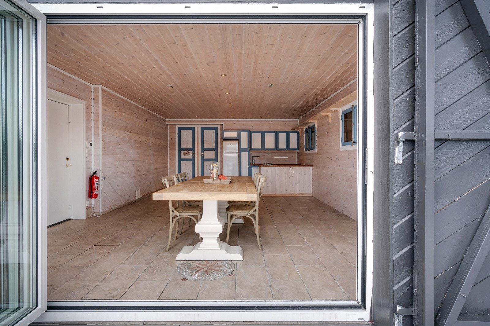 - Kjøkkenet har oppvaskmaskin, kjøleskap og gasstopp med to stk bluss - Galleribilde