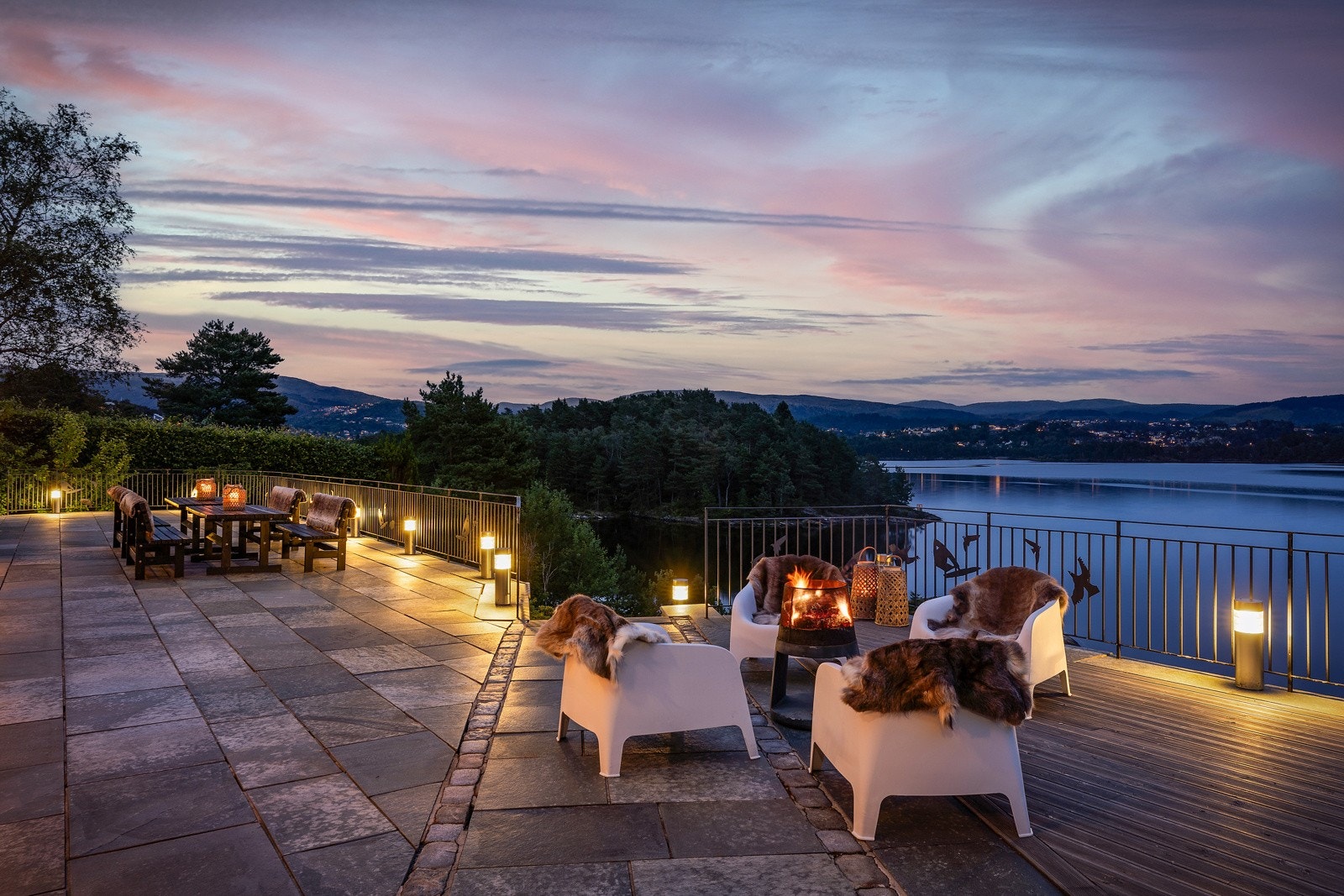 - Selv om det er en stor eiendom er den lettstelt på grunn av utstrakt bruk av naturstein, skifer og brostein samt helårsgrønne buskvekster - Galleribilde