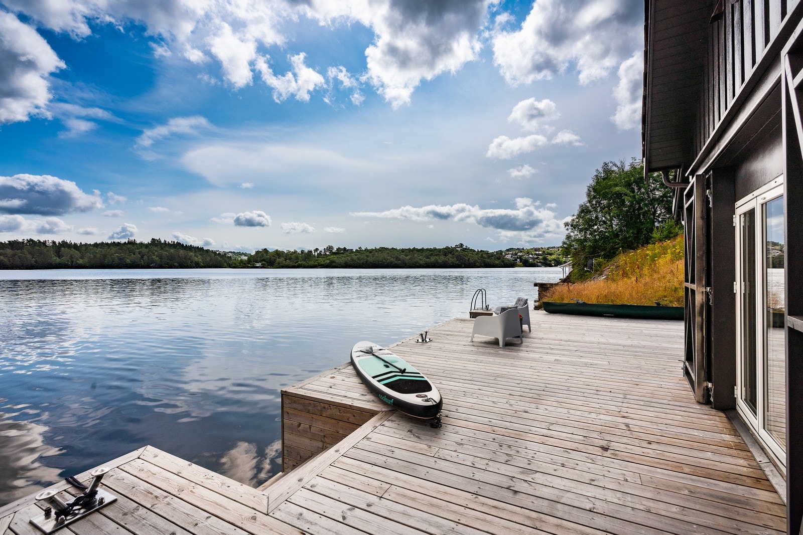 - Bryggen er et perfekt samlingspunkt for en hyggelig rekeaften og ellers et fantastisk sted å ha på alle deilige sommerdager - Galleribilde