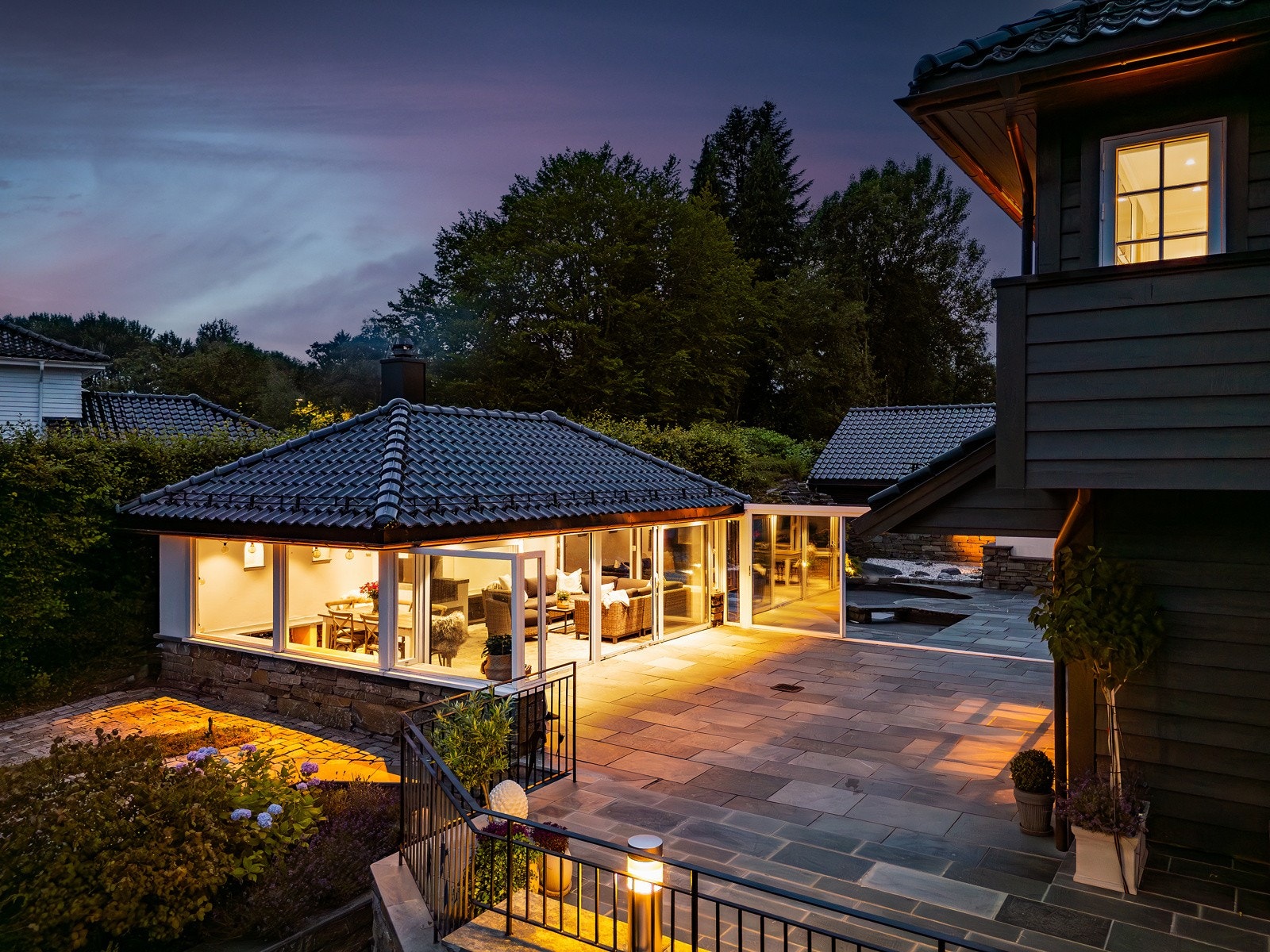 - Sommerstuen måler 27 kvm og har en flott plassmurt åpen peis - Galleribilde