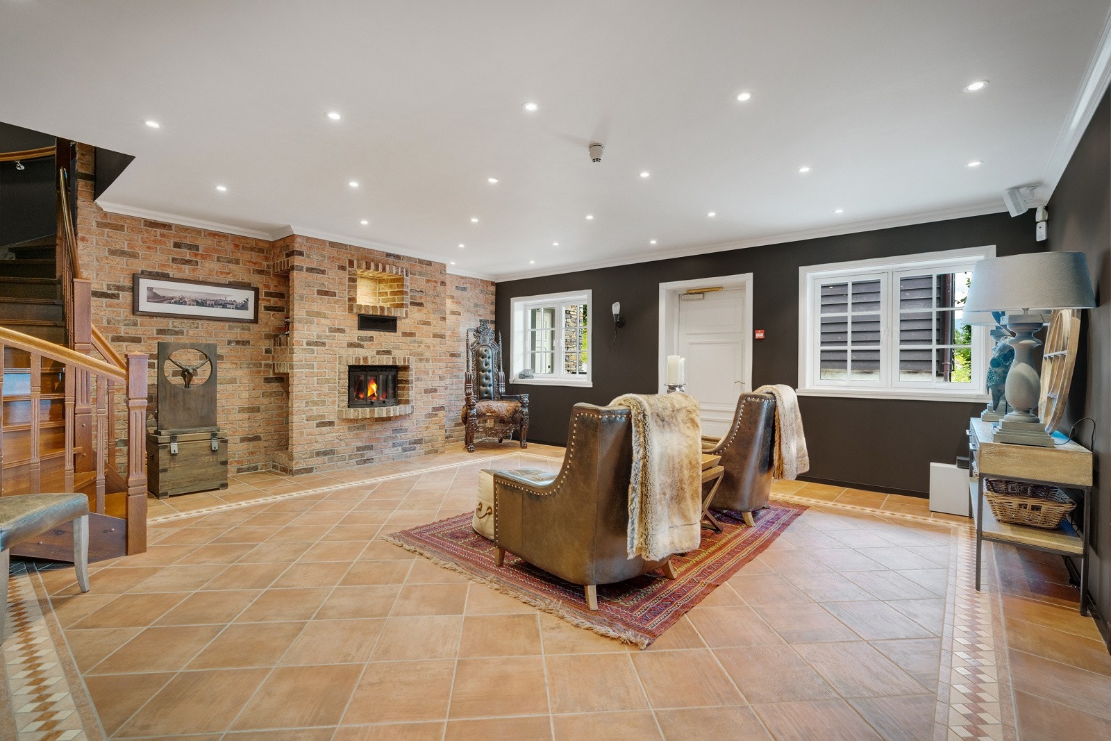 - Det er også god plass for å innrede hele eller deler av under etasjen til leilighet dersom man ikke ønsker å bruke hele boligen selv - Galleribilde