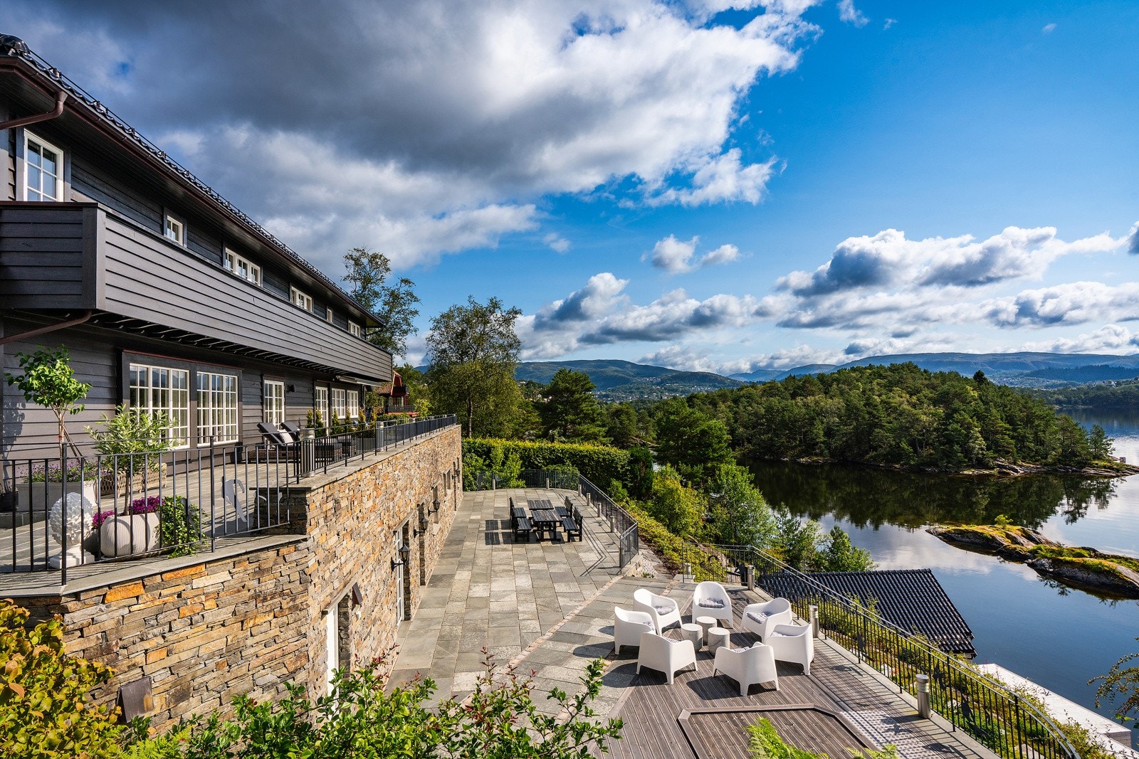 - Villaen går over 3 plan og er på hele 599 kvm i BRA-I - Total areal på alle bygningene er på 769 kvm i BRA - Galleribilde