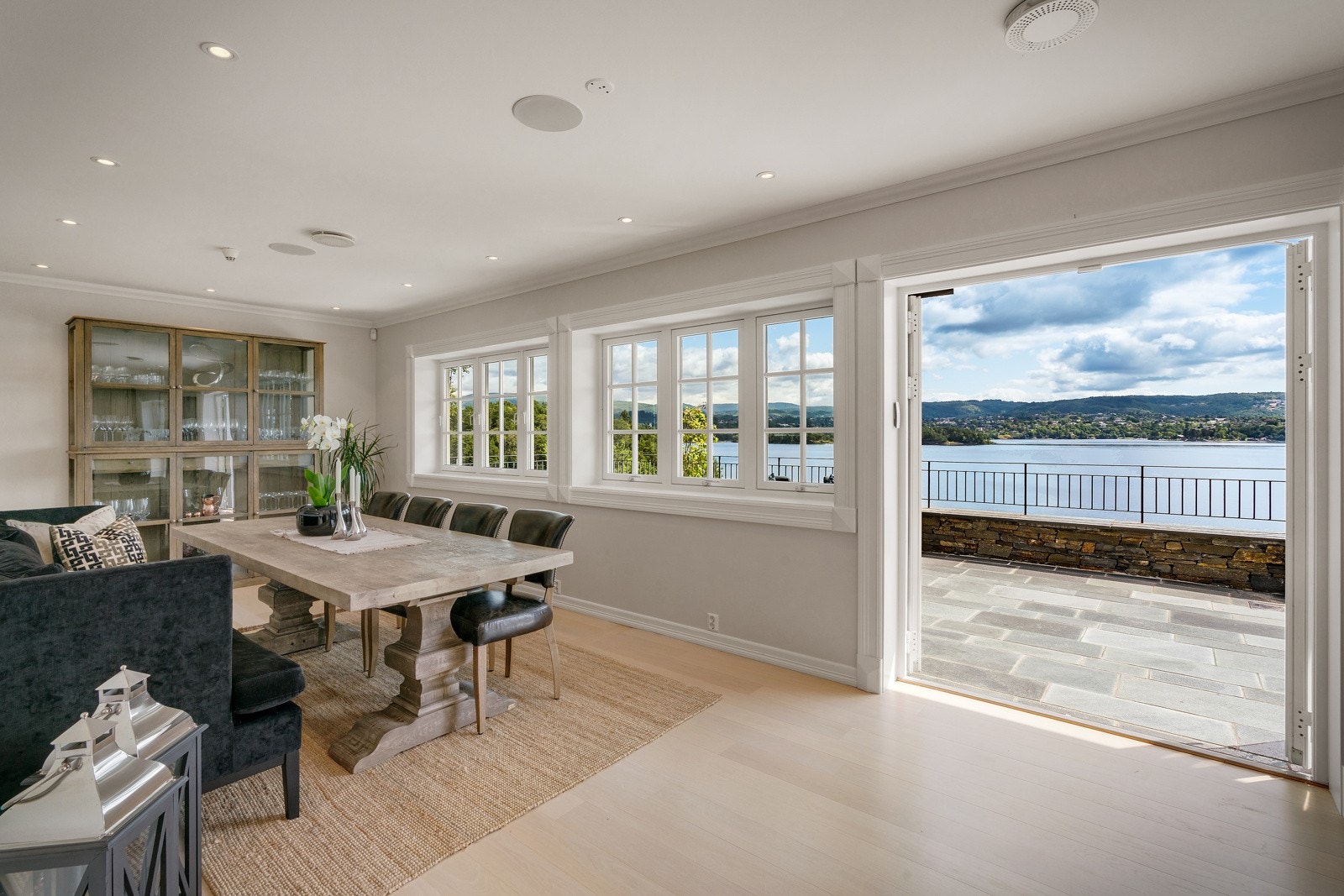 - Romslig spisestue med utgang til terrasse - Galleribilde