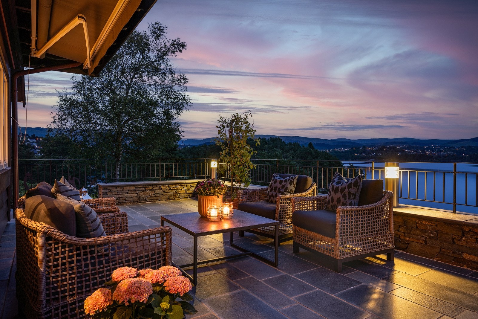 - Boligen har enormt med terrasseområder og derav plass til alt man kan tenke seg av utemøbler - Galleribilde