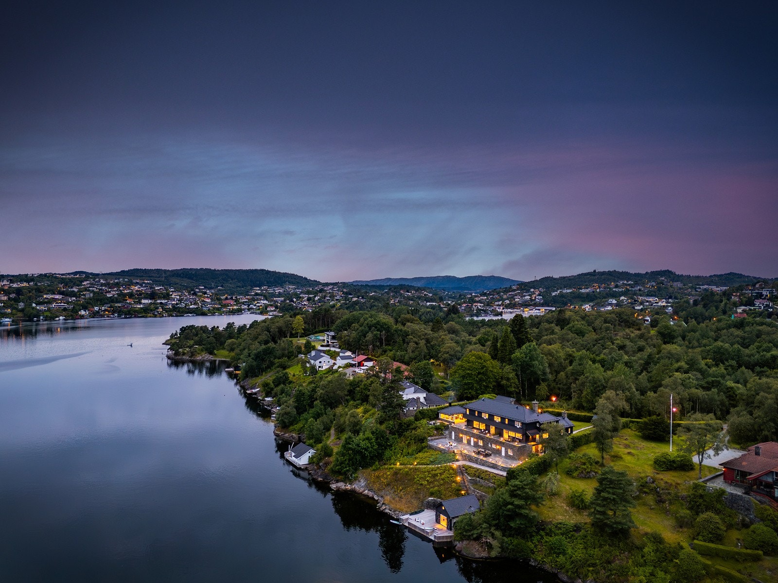 - Eiendommen ligger sentralt til i en særdeles rolig blindvei - Galleribilde