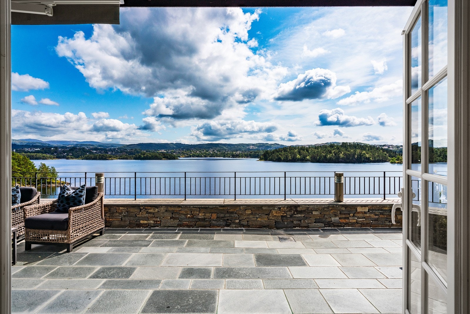 - Alle stuene har dør/ terrassedør ut til uteområde - Galleribilde