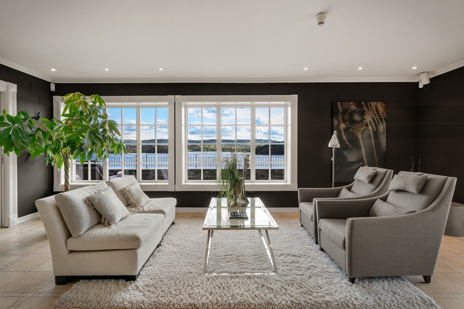 - Villaen har hele to stuer, to peisestuer og to TV-stuer - Galleribilde