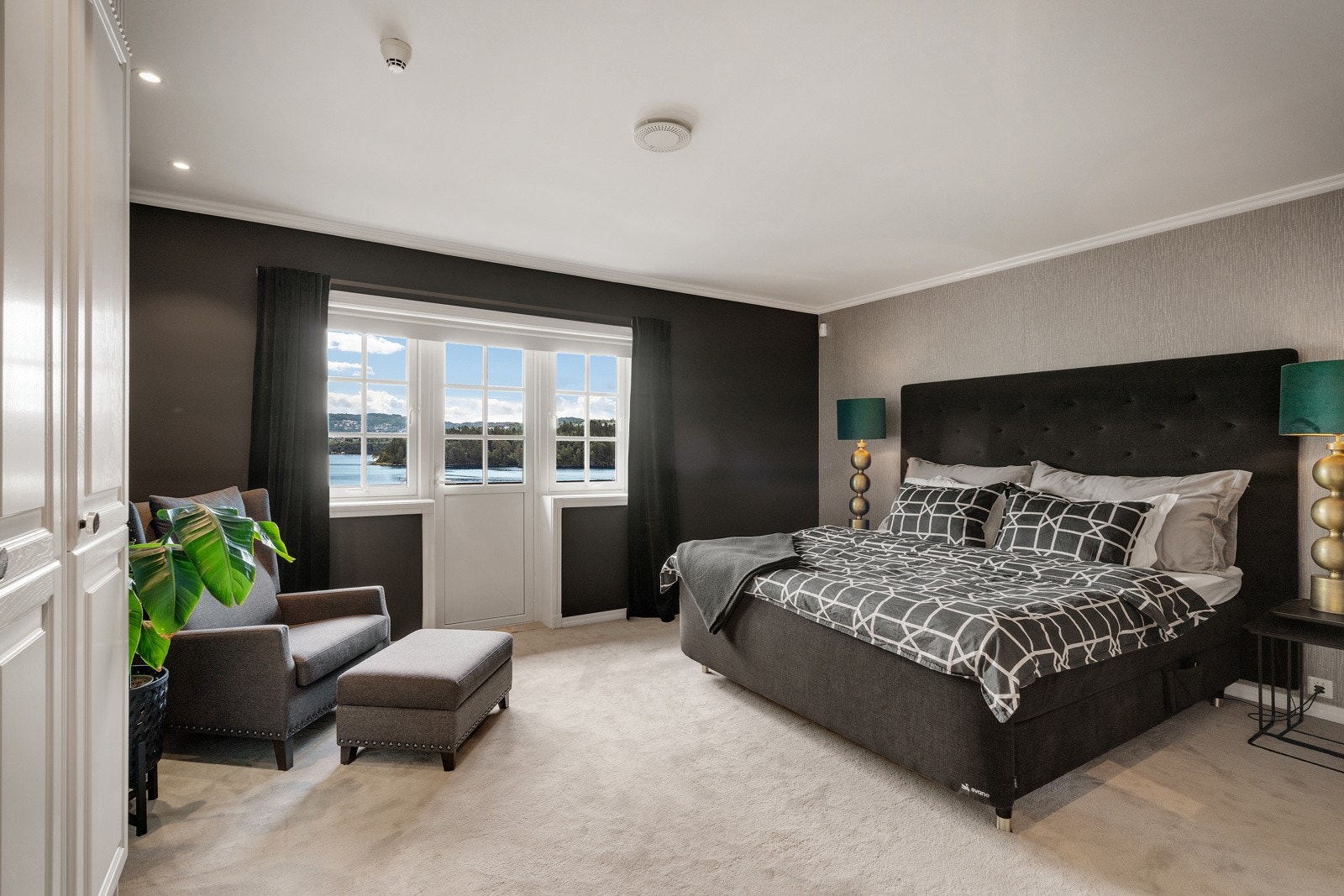 - Det er til sammen fem soverom i boligen. Samtlige soverom er romslige og har godt lysinnslipp, samt utgang til balkong - Galleribilde