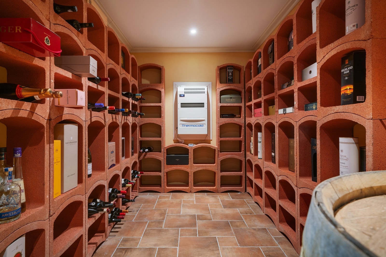 - I kjelleretasjen har man et vinrom på nesten 10 kvm med kjøleaggretgat - Galleribilde