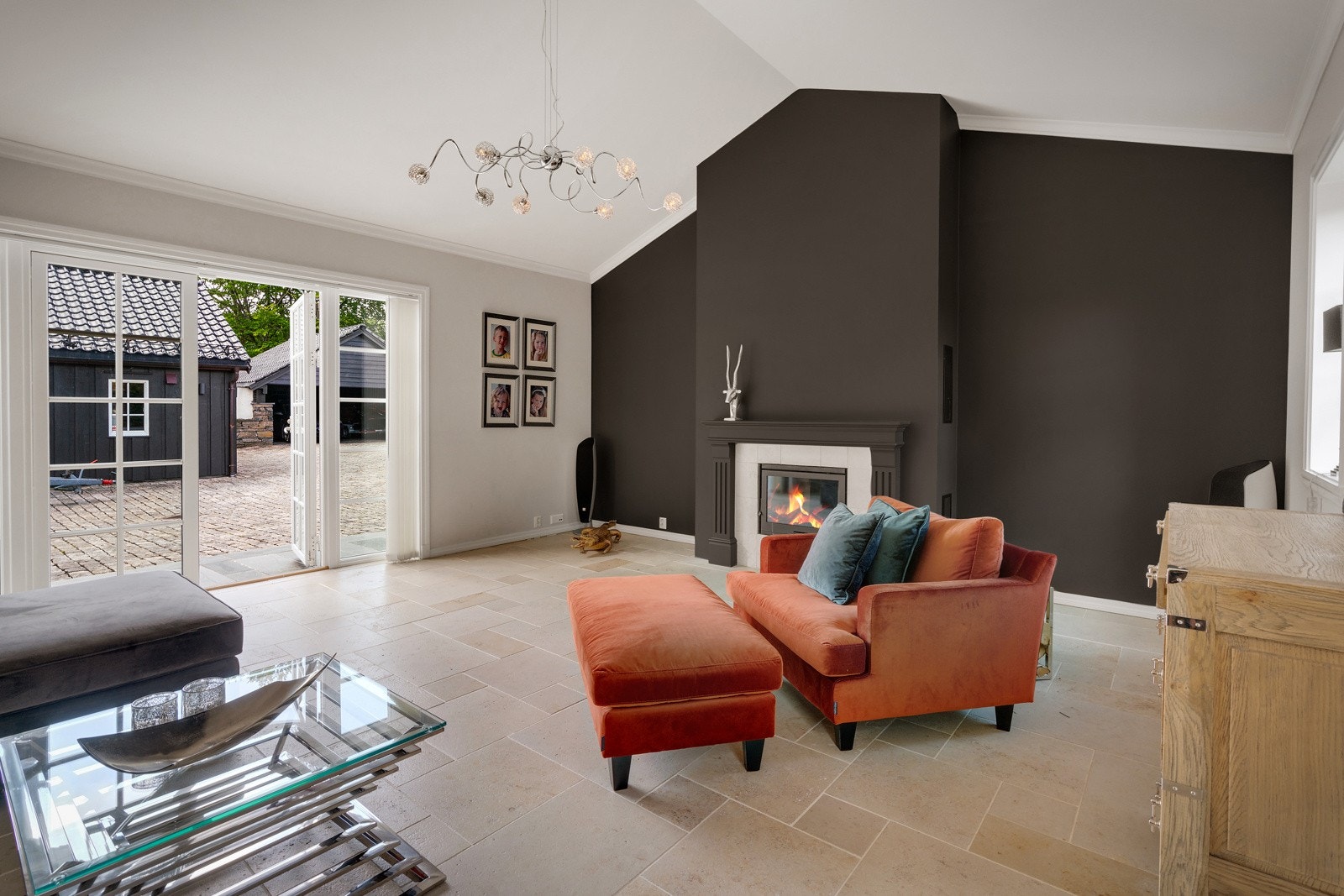 - Det er god plass til hjemmekontor med egen møteromsløsning både i hoved- og i underetasjen - Galleribilde