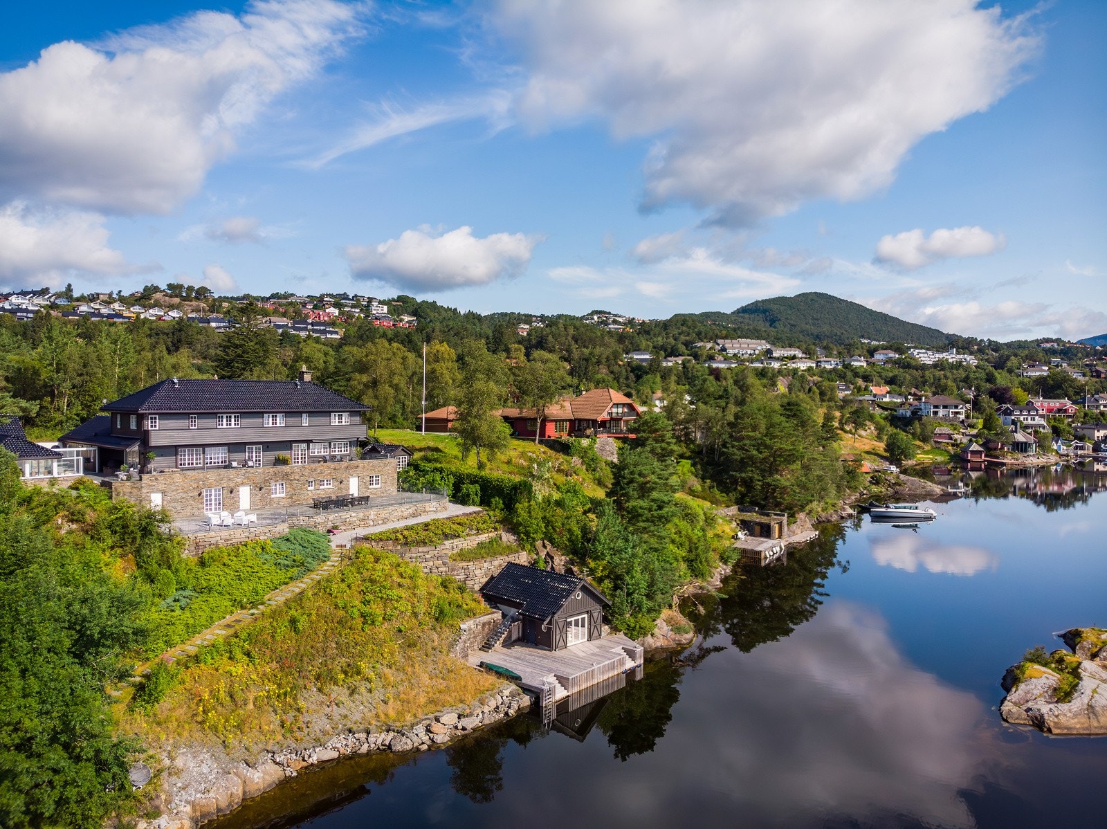 - Fra boligen og tomten er det panoramautsikt utover Nordåsvannet, mot Marmorøyene og videre mot byfjellene - Galleribilde