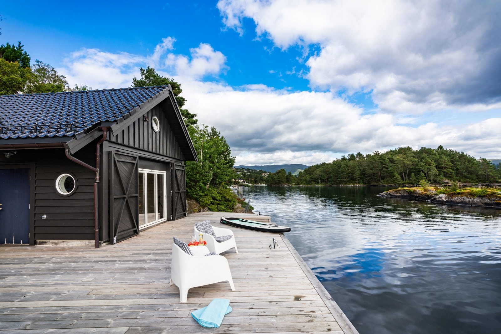 - Flott innredet naust med ny brygge fra 2023 - Galleribilde