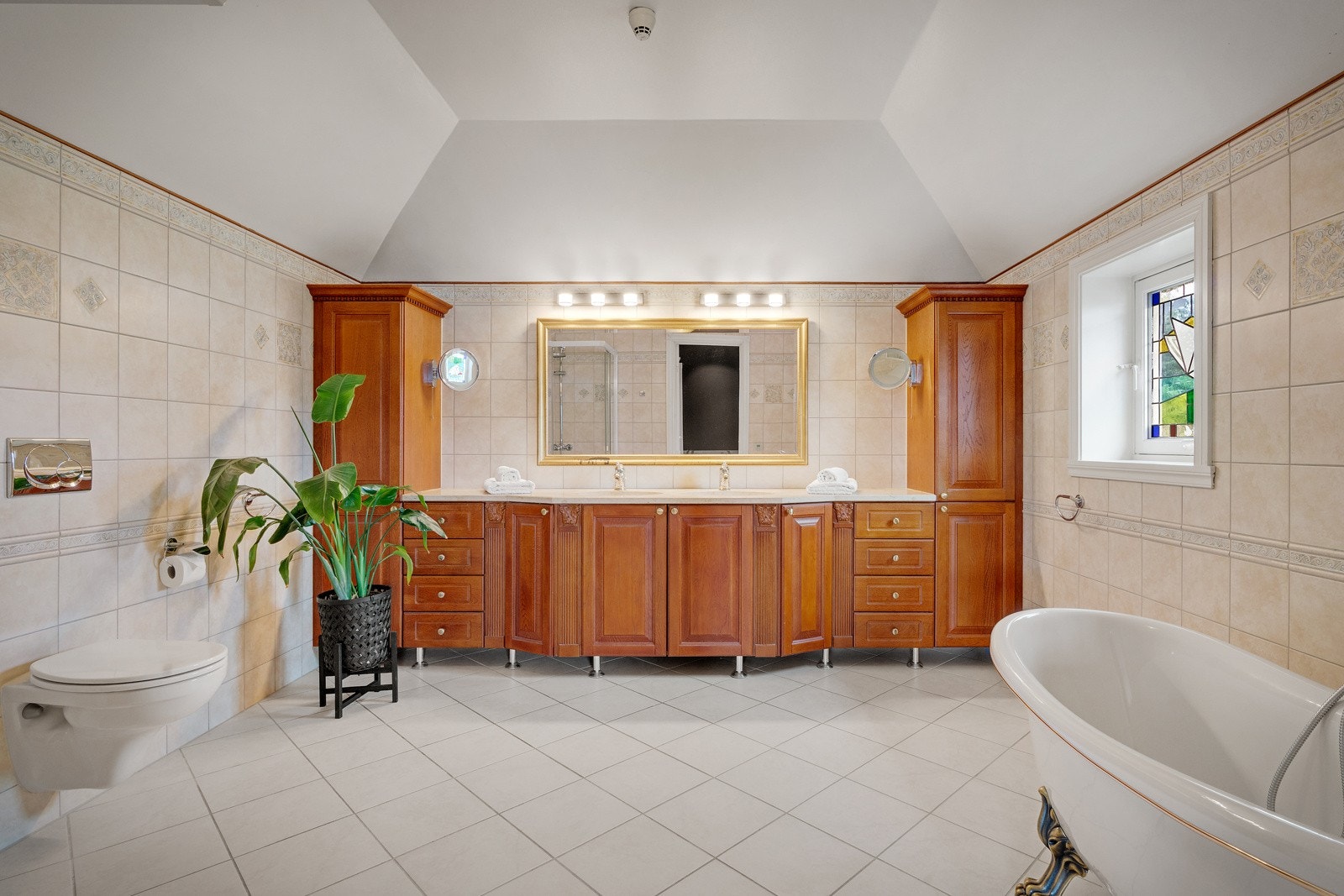 - Bad tilhørende hovedsoverom. Nesten alle soverom har eget tilknyttet bad - Galleribilde