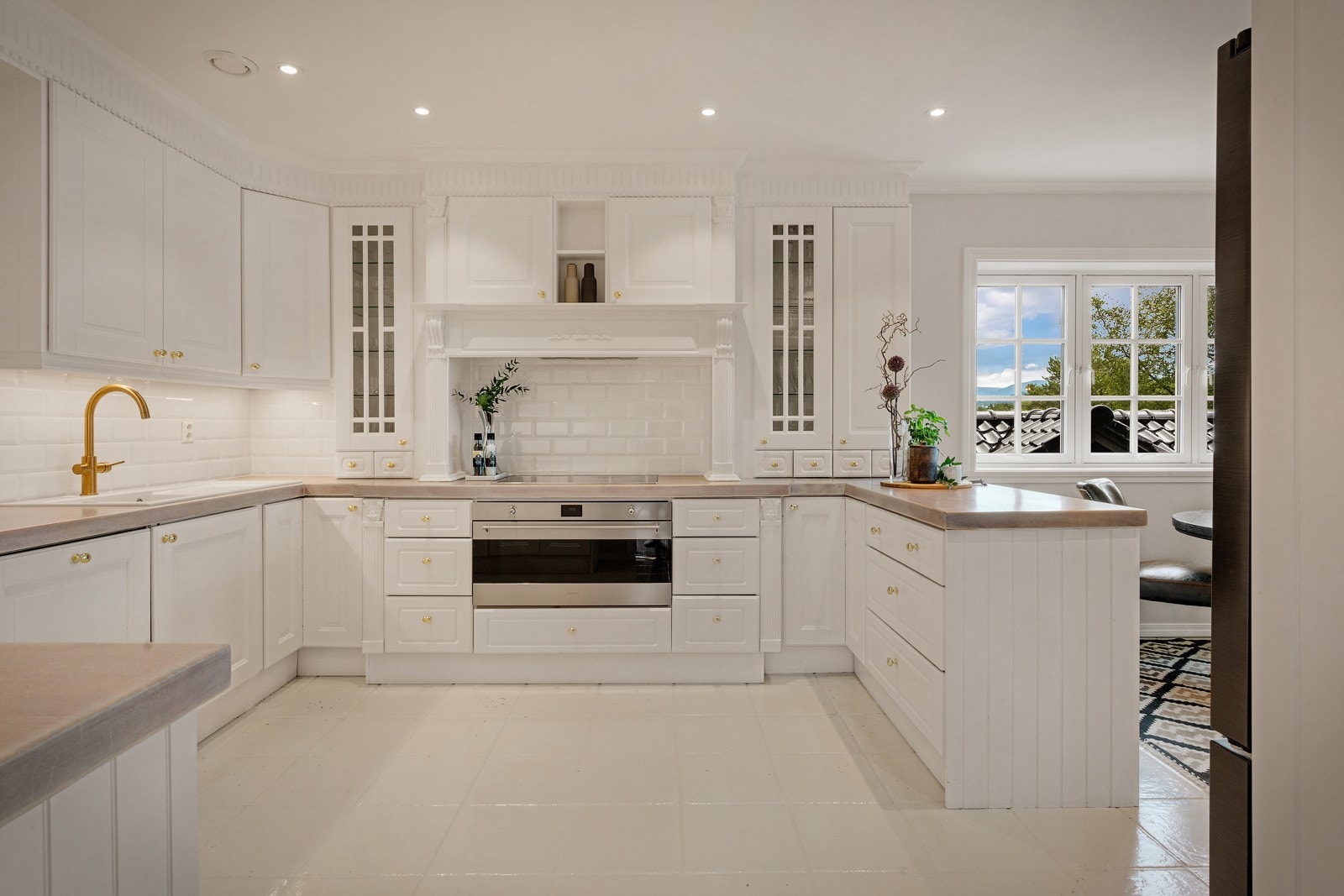 - Kjøkkenet er en drøm, med en klassisk kjøkkeninnredning med profilerte fronter, som har rikelig med skap og skuffeplass - Galleribilde