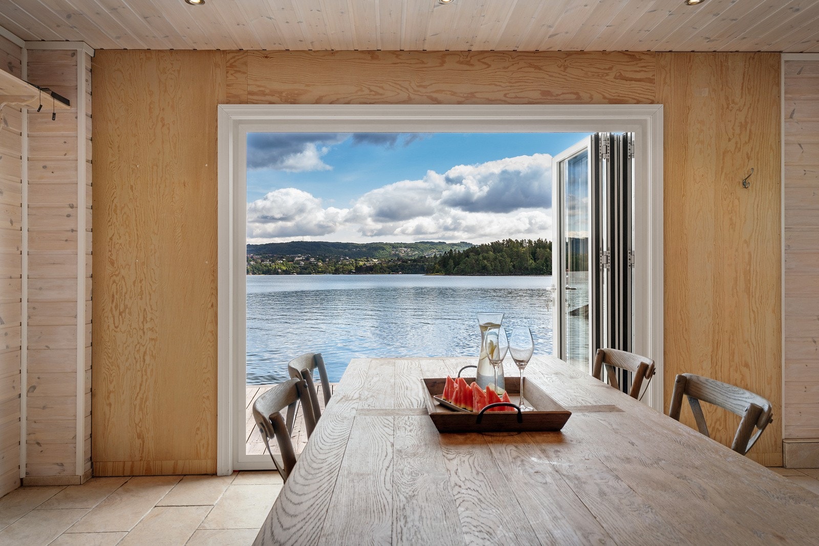 - Naustet har en takhøyde på 1,85 meter og er innredet med kjøkken, hems, toalett og bad - Galleribilde