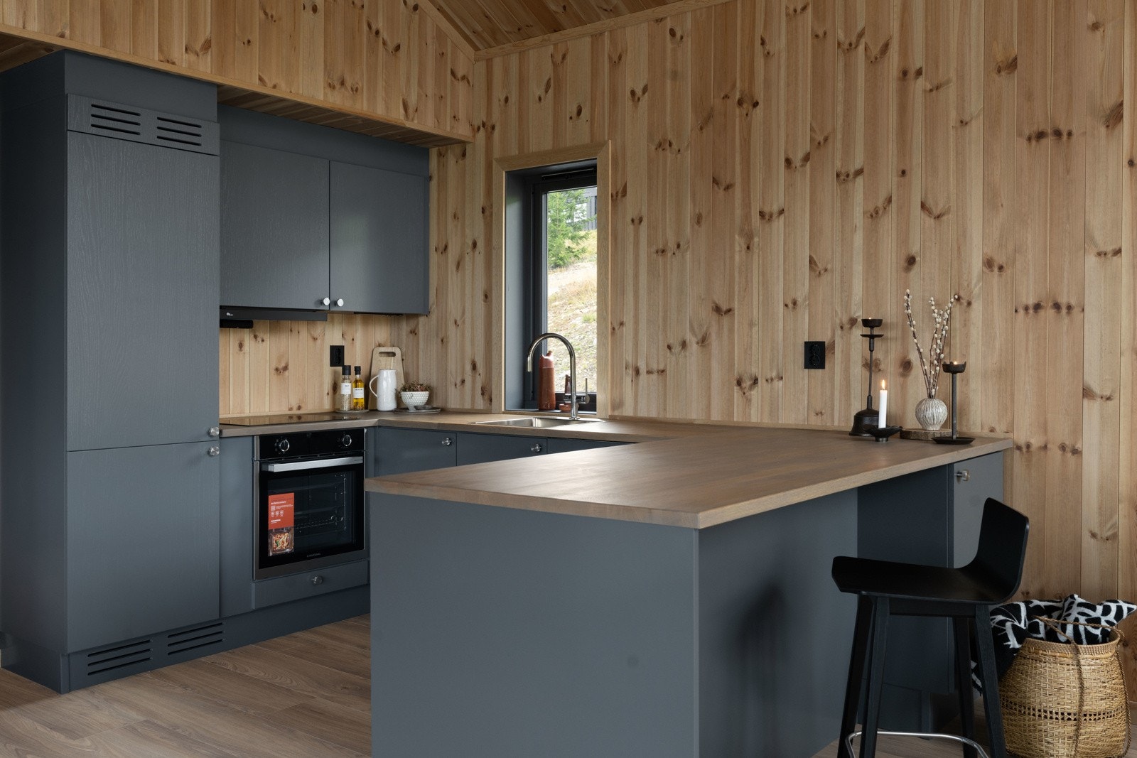 Kjøkkenet er U formet med halvøy som gir svært god benkeplass Galleribilde