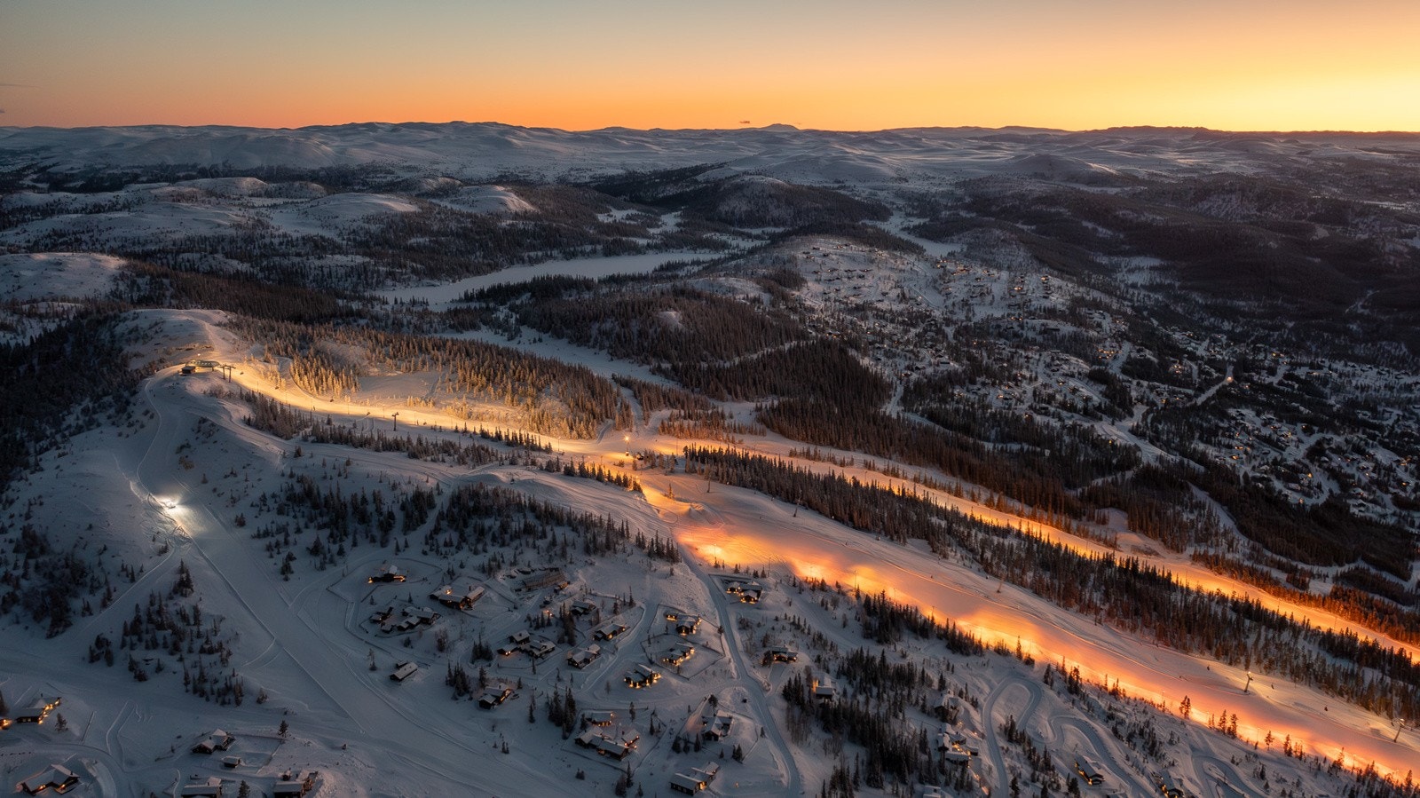 Nesfjellet Alpin i mørket. Galleribilde
