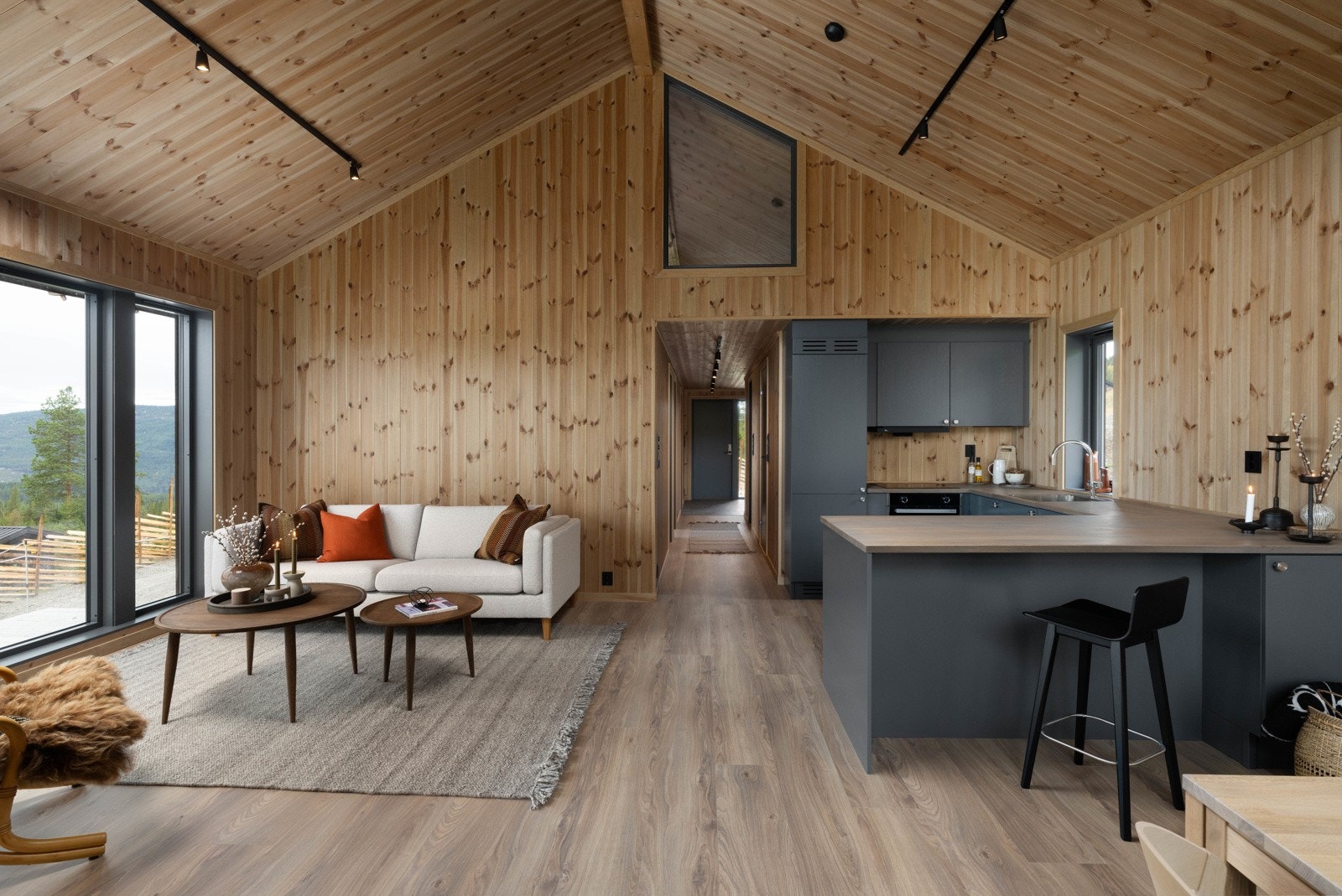 Den duse gråfargen på kjøkkeninnredningen passer fint inn i fargepalettet til resten av hytta og gir et helthetlig uttrykk. Galleribilde