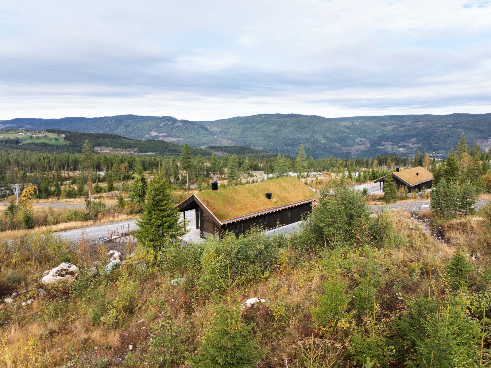 Turområdet er førsteklasses sommerstid. Merkede turstier til fjellvann og topper er blant populære aktiviteter sommer- og høstsesongen. Galleribilde