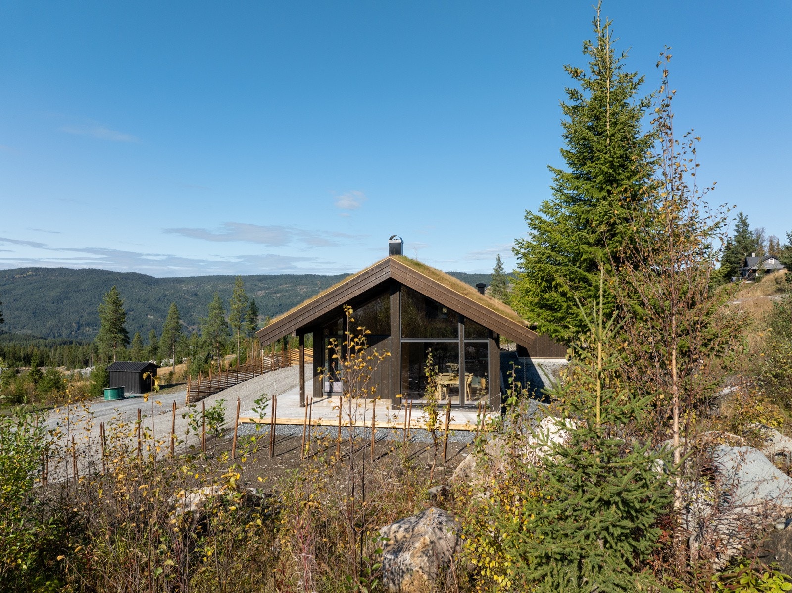 Hytta har en super beliggenhet med ski inn/ut til alpinanlegget! Med hytte i dette feltet har du nærhet til aktiviteter området har å by på, samt flott utsikt og meget gode solforhold. Galleribilde