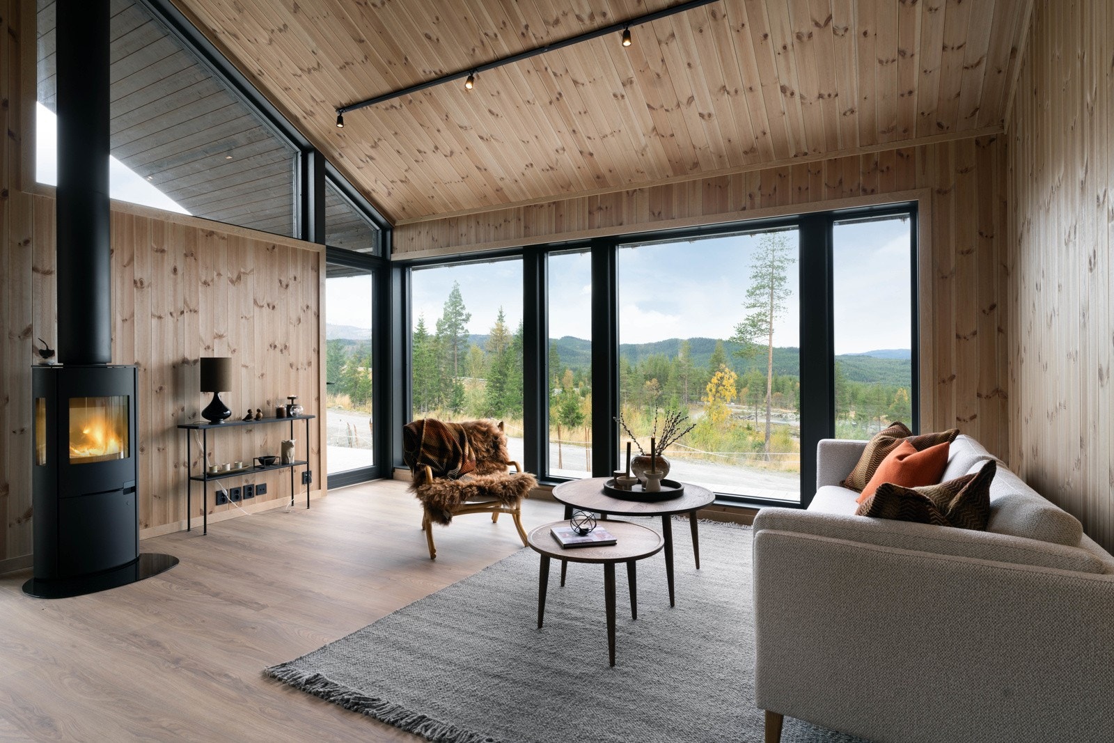 Den åpne løsningen mellom stue og kjøkken gjør dette til hjertet av hytta. God takhøyde og store vindusflater gjør at rommet føles svært luftig. Galleribilde