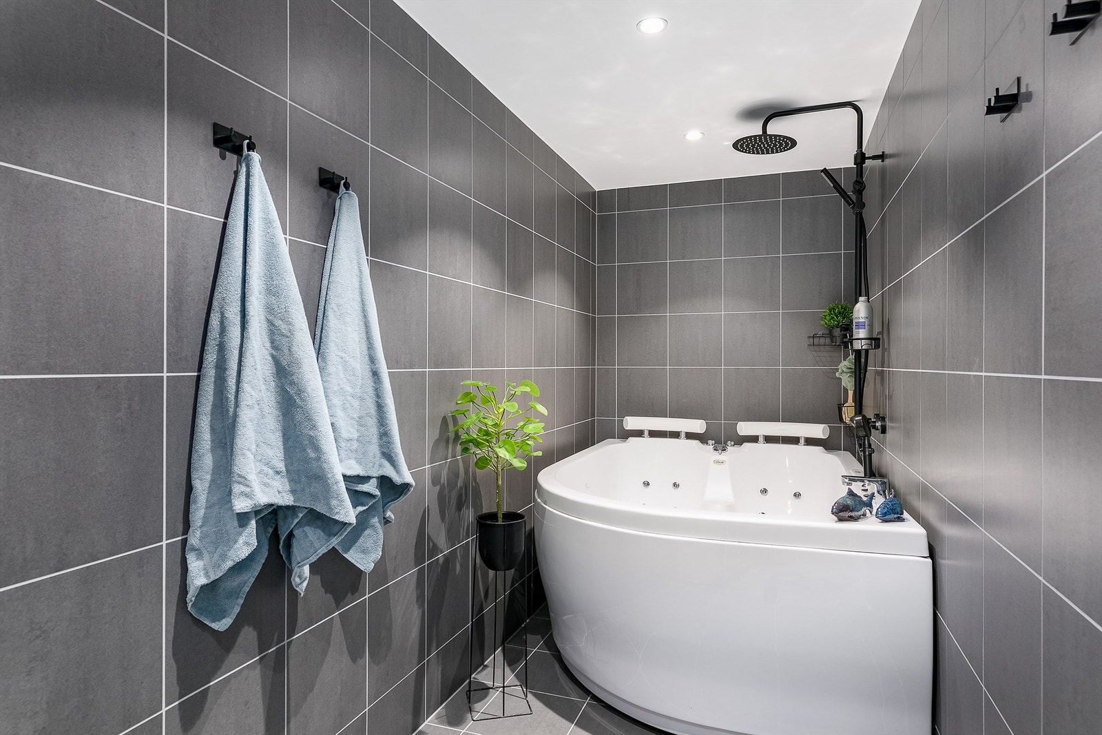 Boblekaret har sitteplass for to. Varmtvann kommer fra felles anlegg og betales gjennom fellesutgifter. Galleribilde