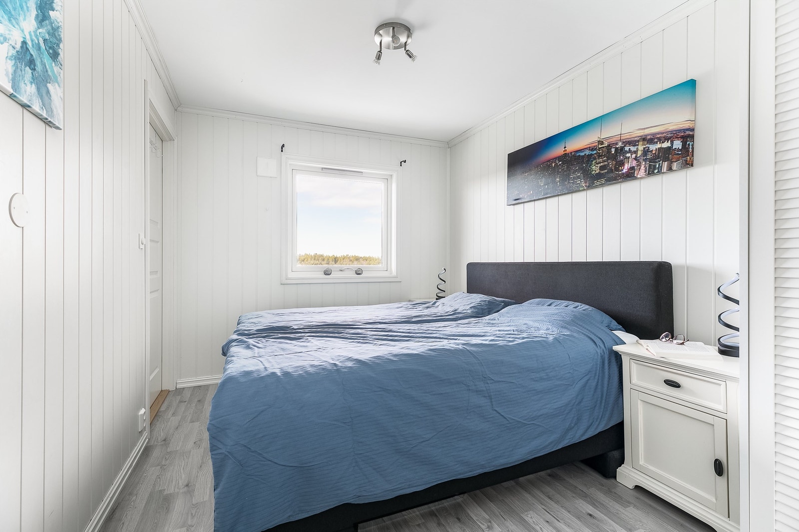 Hovedsoverommet er oppmålt til over 12 kvm. Utsikten er et pent skue både å sovne og våkne til. Galleribilde