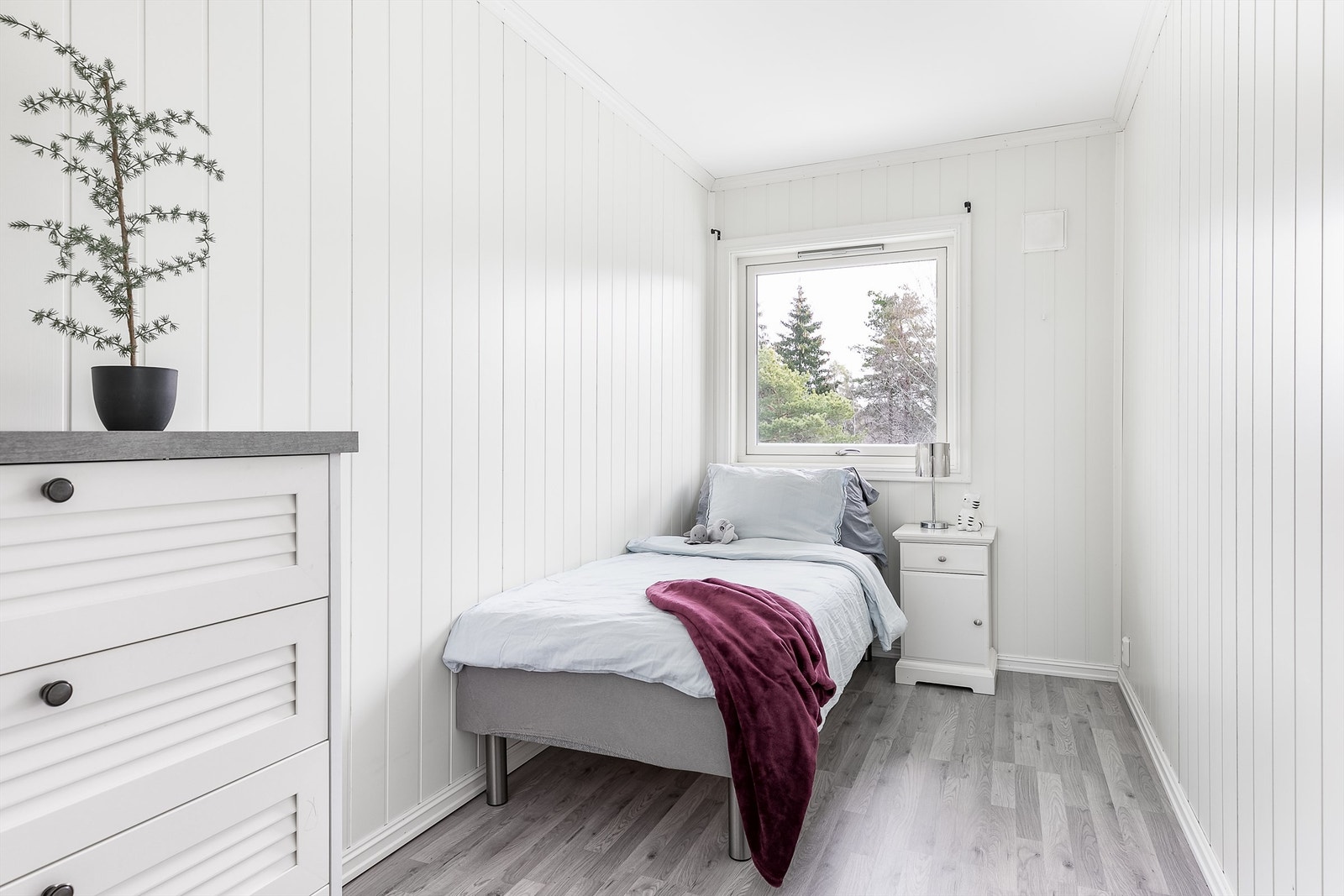 Soverommene rundt kjøkkenet er begge naturlige barnerom. Dette er tilgjengelig rett fra entreen. Galleribilde