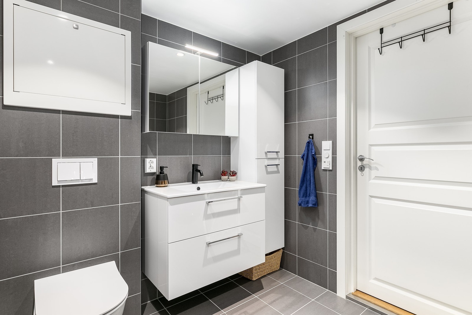 Badene er stilfullt utført med møbler i samme serie samt like fliser på gulv og vegger. Begge har også gulvvarme. Galleribilde