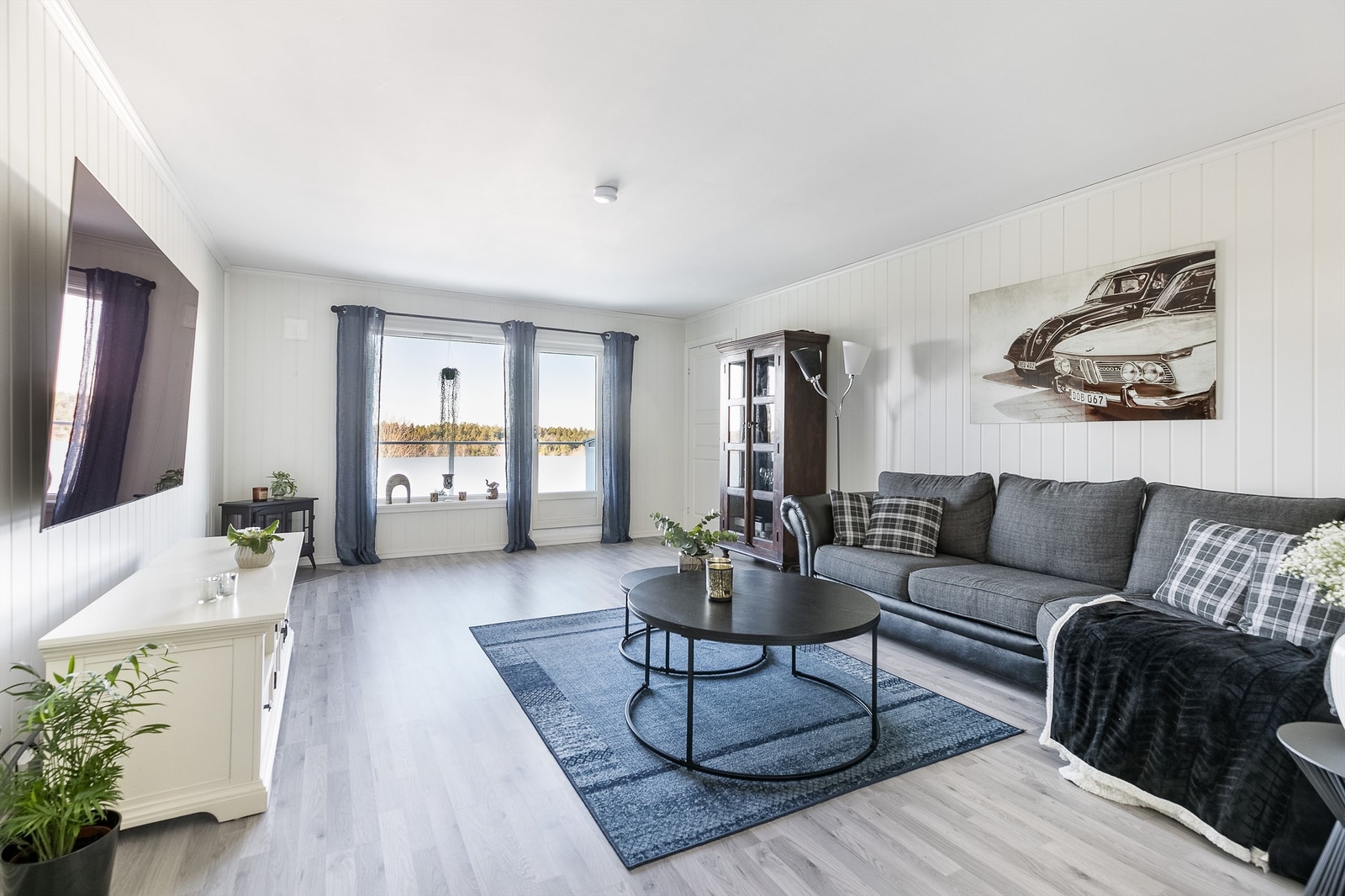 Den fine utsikten mot vest kan du glede deg over også i stuen, året gjennom. Galleribilde