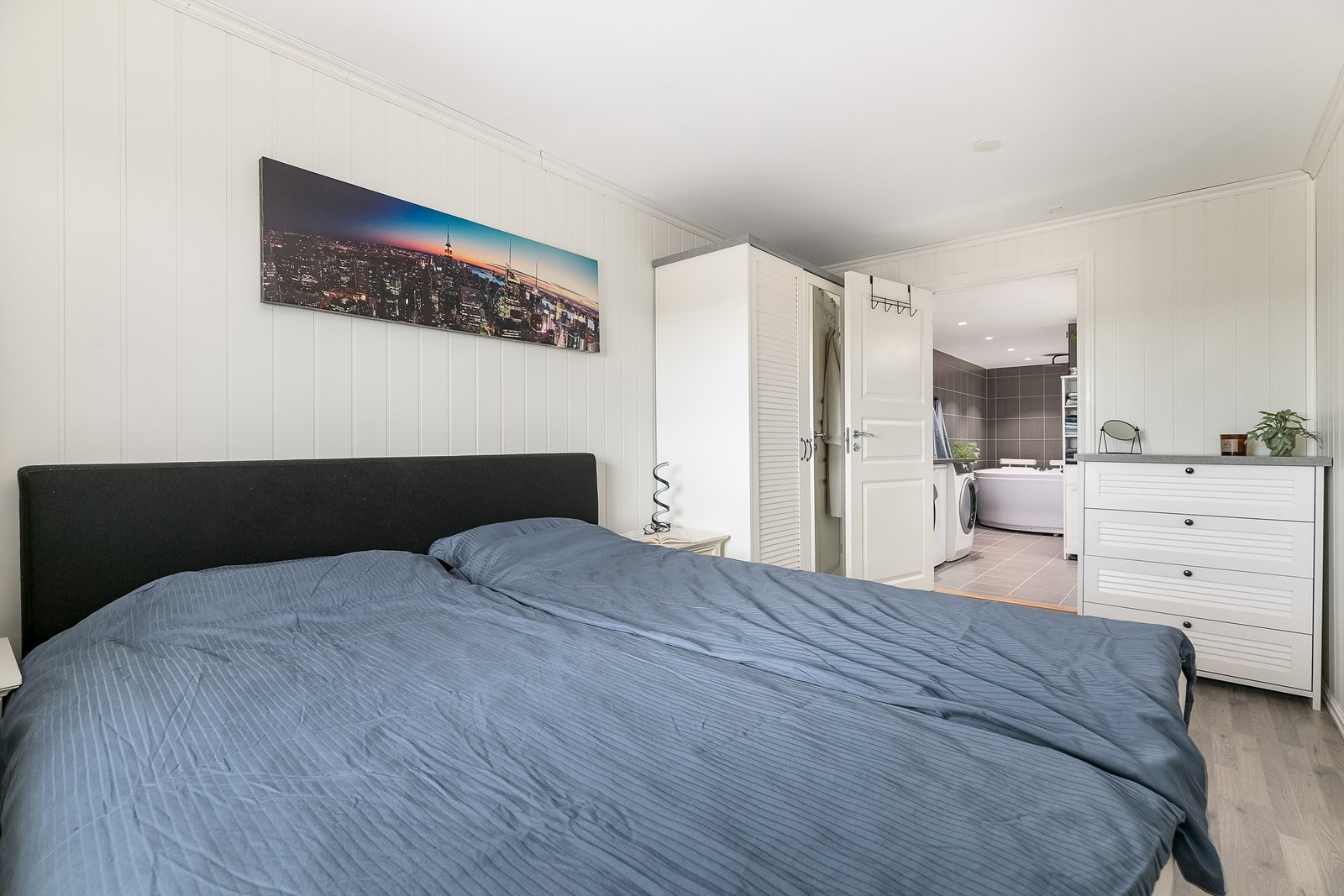 To moderne bad renovert i 2022 er blant leilighetens fremste kvaliteter. Hovedbadet er tilknyttet hovedsoverommet. Galleribilde