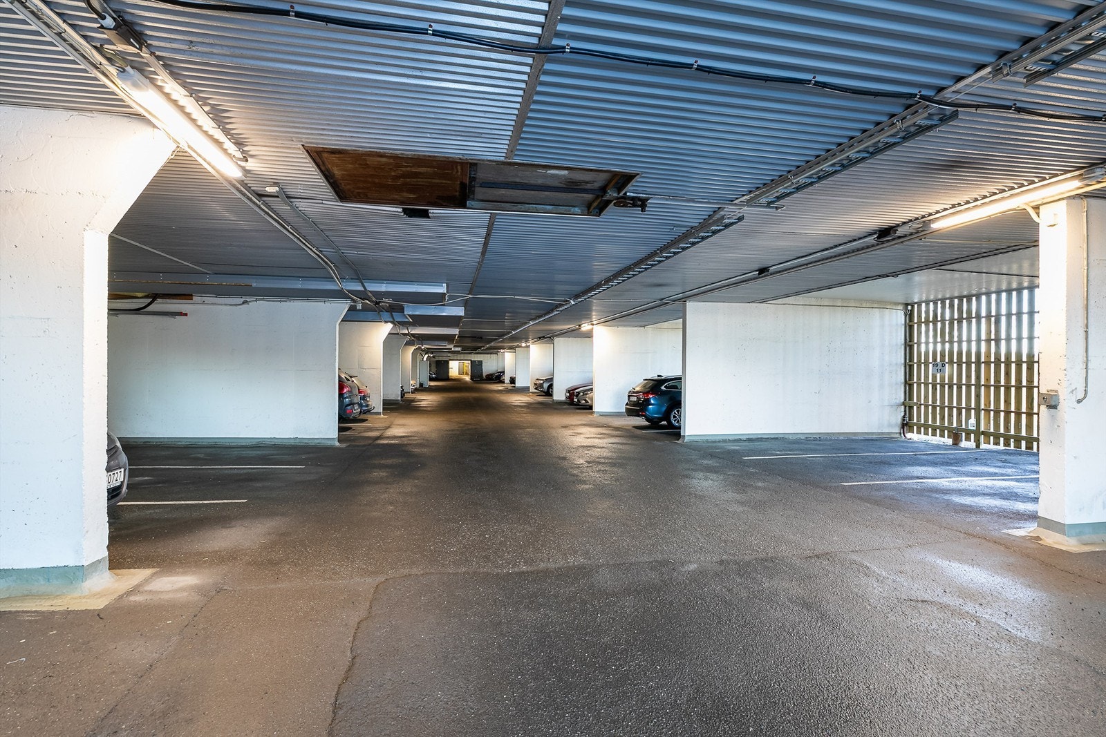 Leiligheten disponerer fast biloppstillingsplass i garasjeanlegg under blokken. Galleribilde