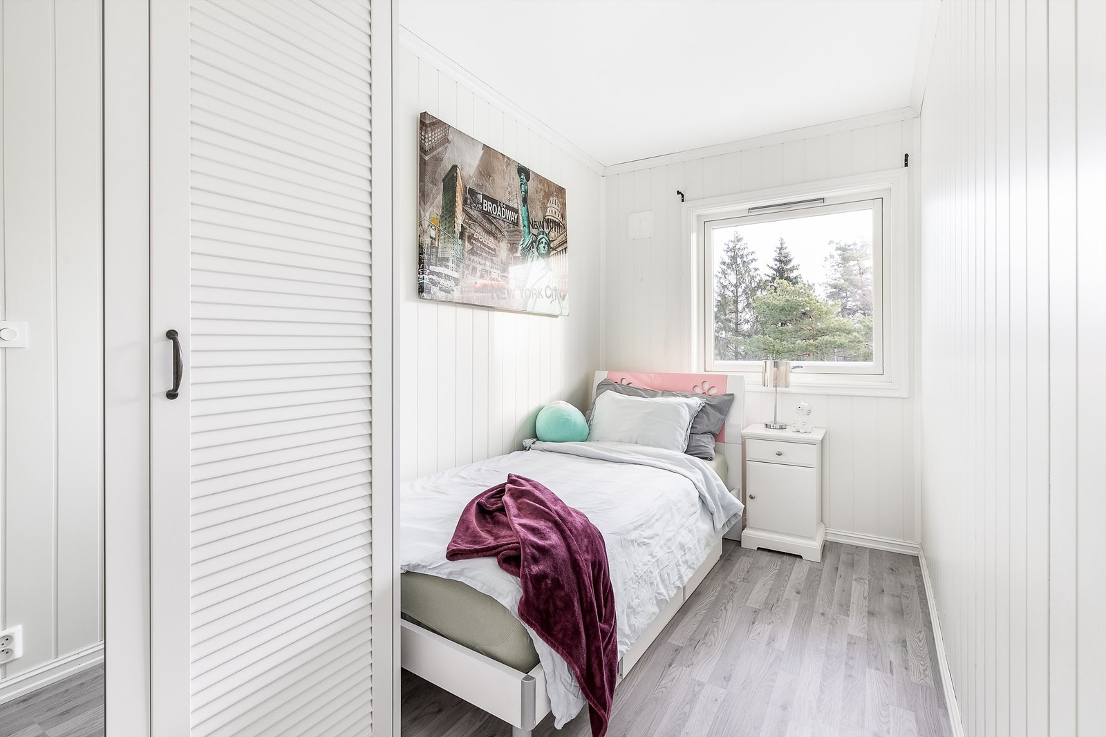 På samme side som kjøkkenet inngår også to soverom på ca. 7,6 kvm. Galleribilde