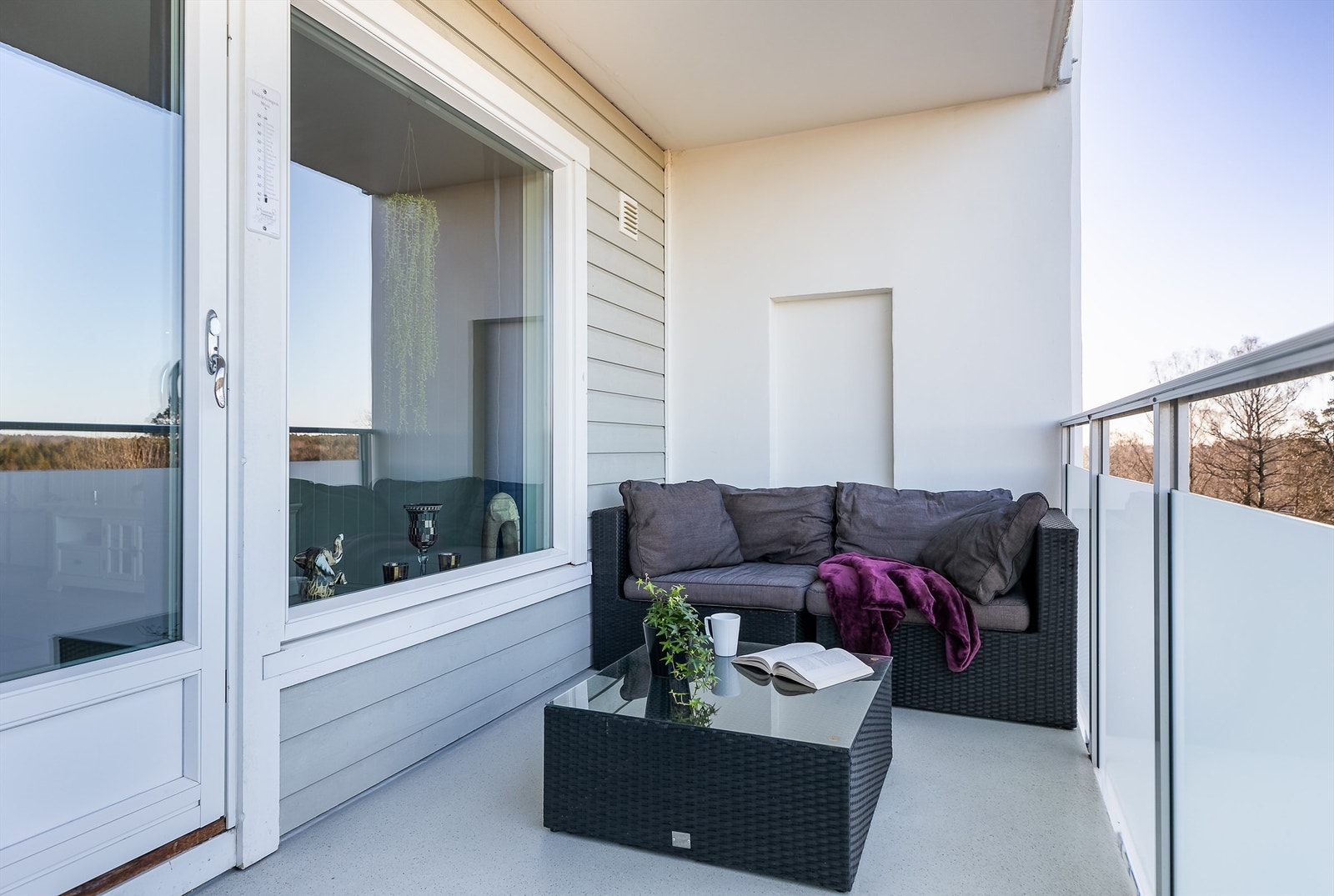 Fasaden og begge balkonger ble renovert i regi av borettslaget rundt 2017. Vinduer og balkongdører er fra 2009/2012. Galleribilde