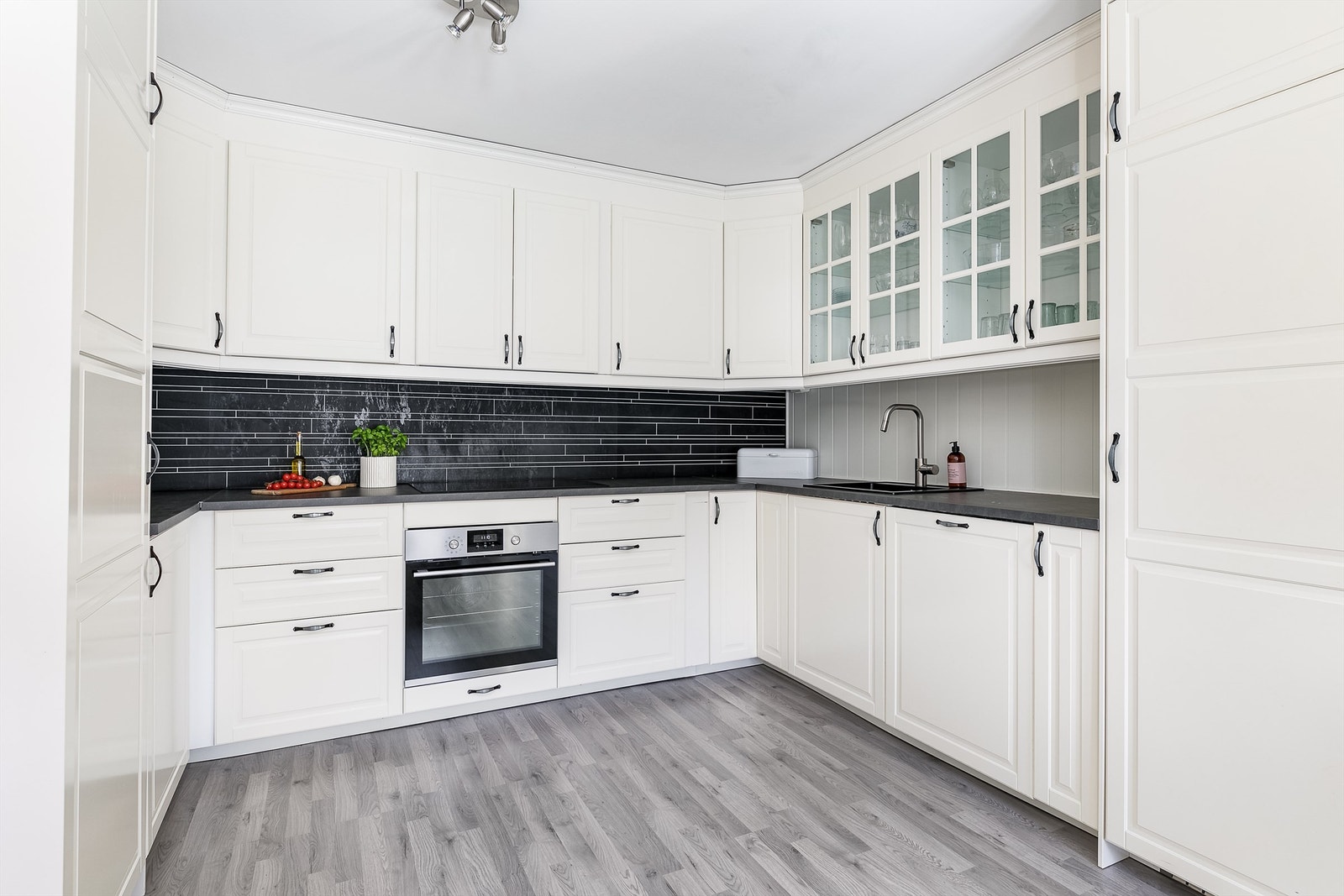 Kjøkkeninnredningen er en velholdt, omfangsrik og bruksvennlig løsning med et stort antall oppbevaringsmuligheter. Galleribilde