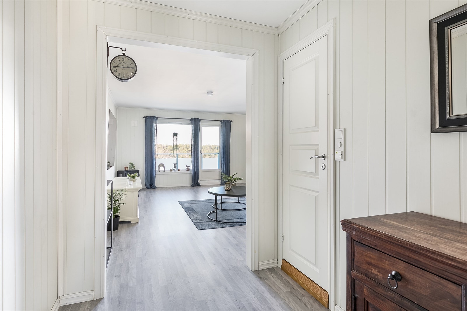 Mens hovedbadet nær sagt er forbeholdt hovedsoverommet, er bad II lett tilgjengelig fra entreen. Galleribilde