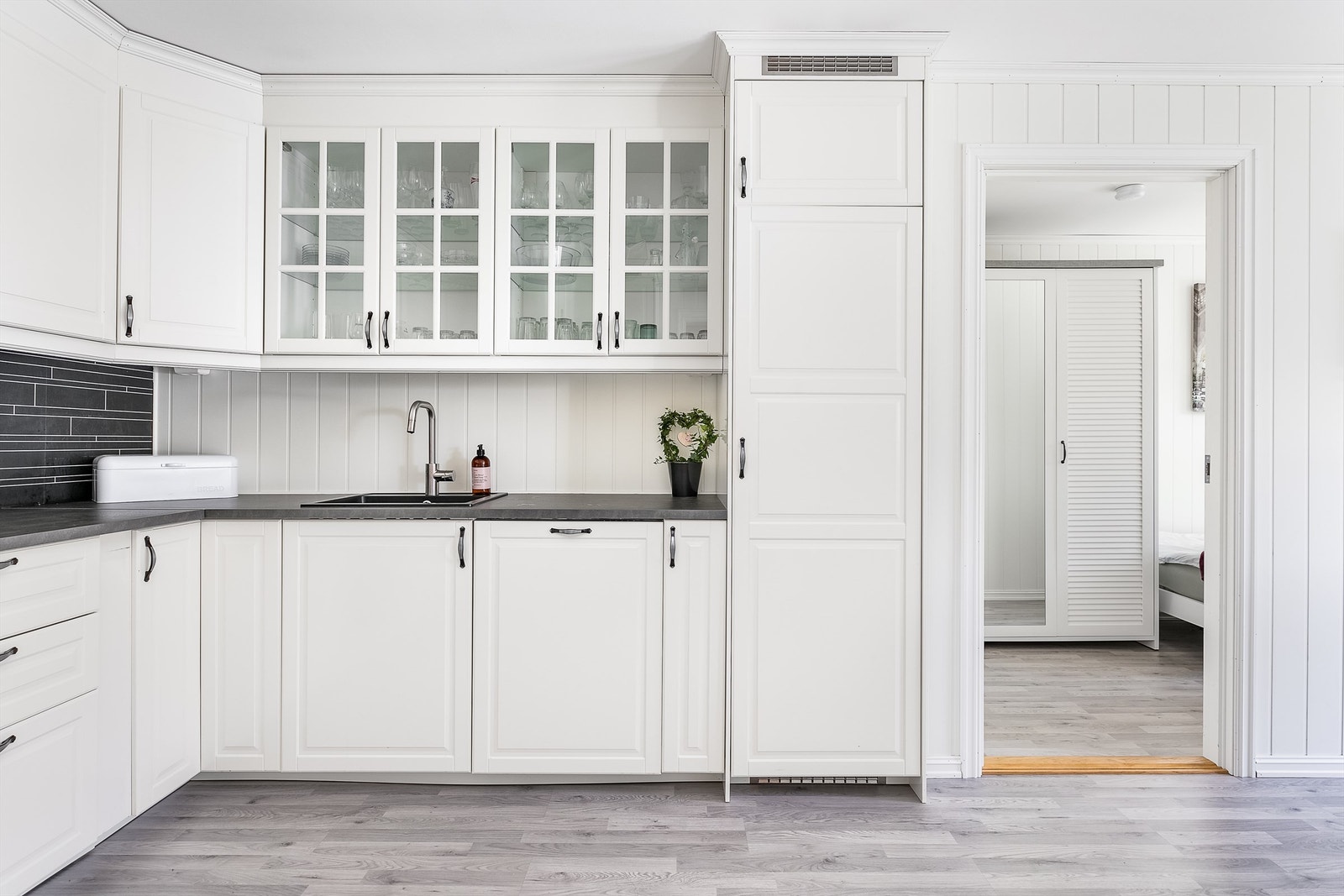 Alle kjøkkenets hvitevarer er integrert og medfølger. Galleribilde