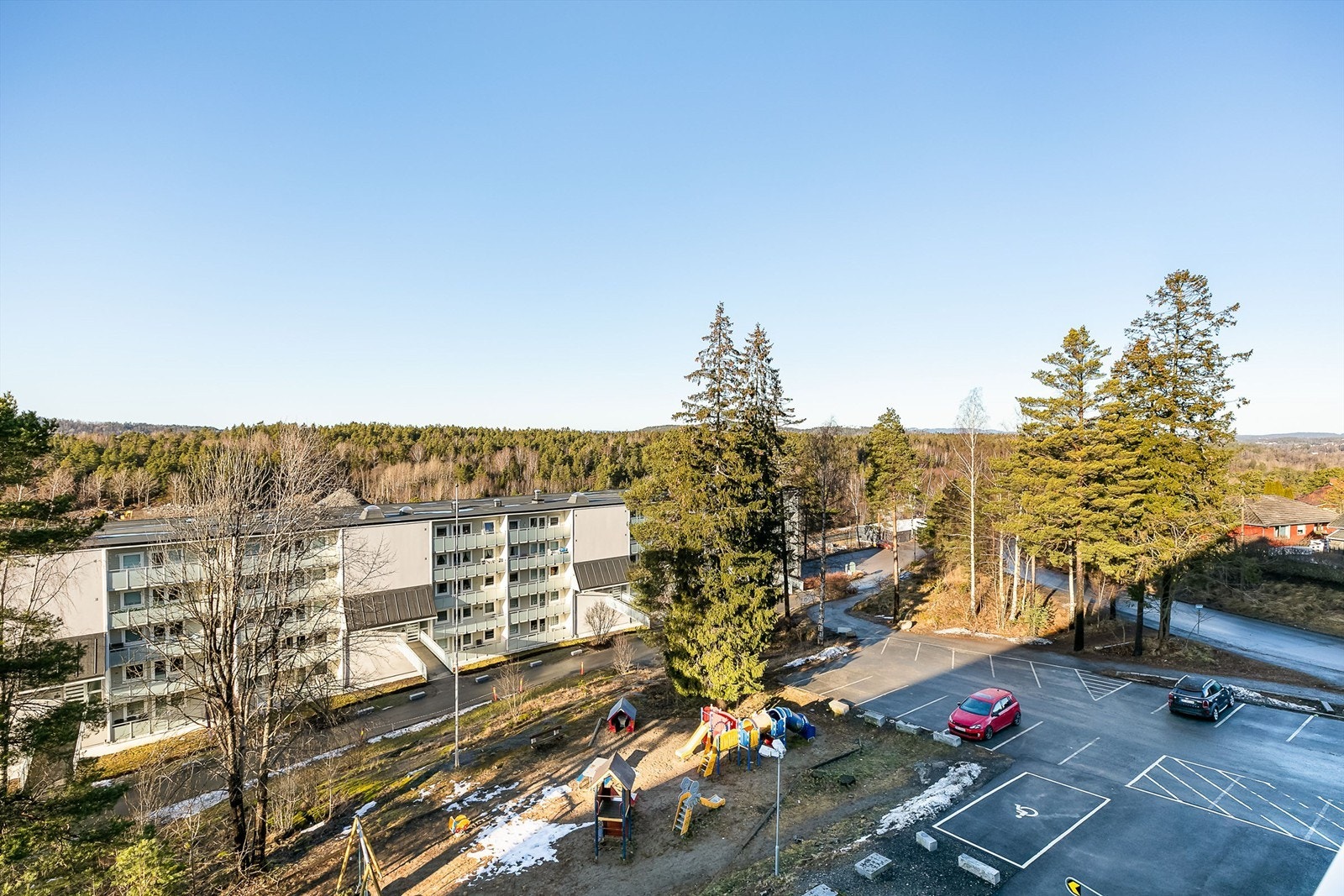 Mot nord sees de grønne toppene på Jeløy og Hurumlandet i det fjerne. Galleribilde