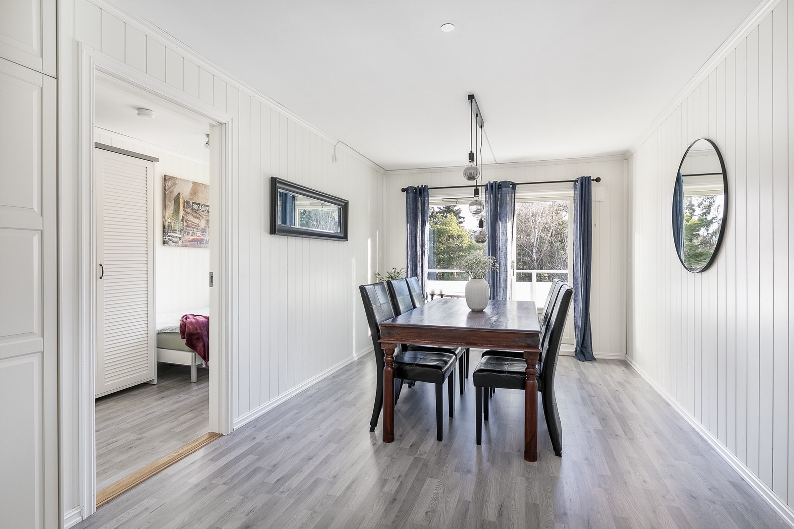 Spisestue åpent forbundet med kjøkkenet gir mulighet for både tilberedning og måltider i ett og samme rom. Galleribilde