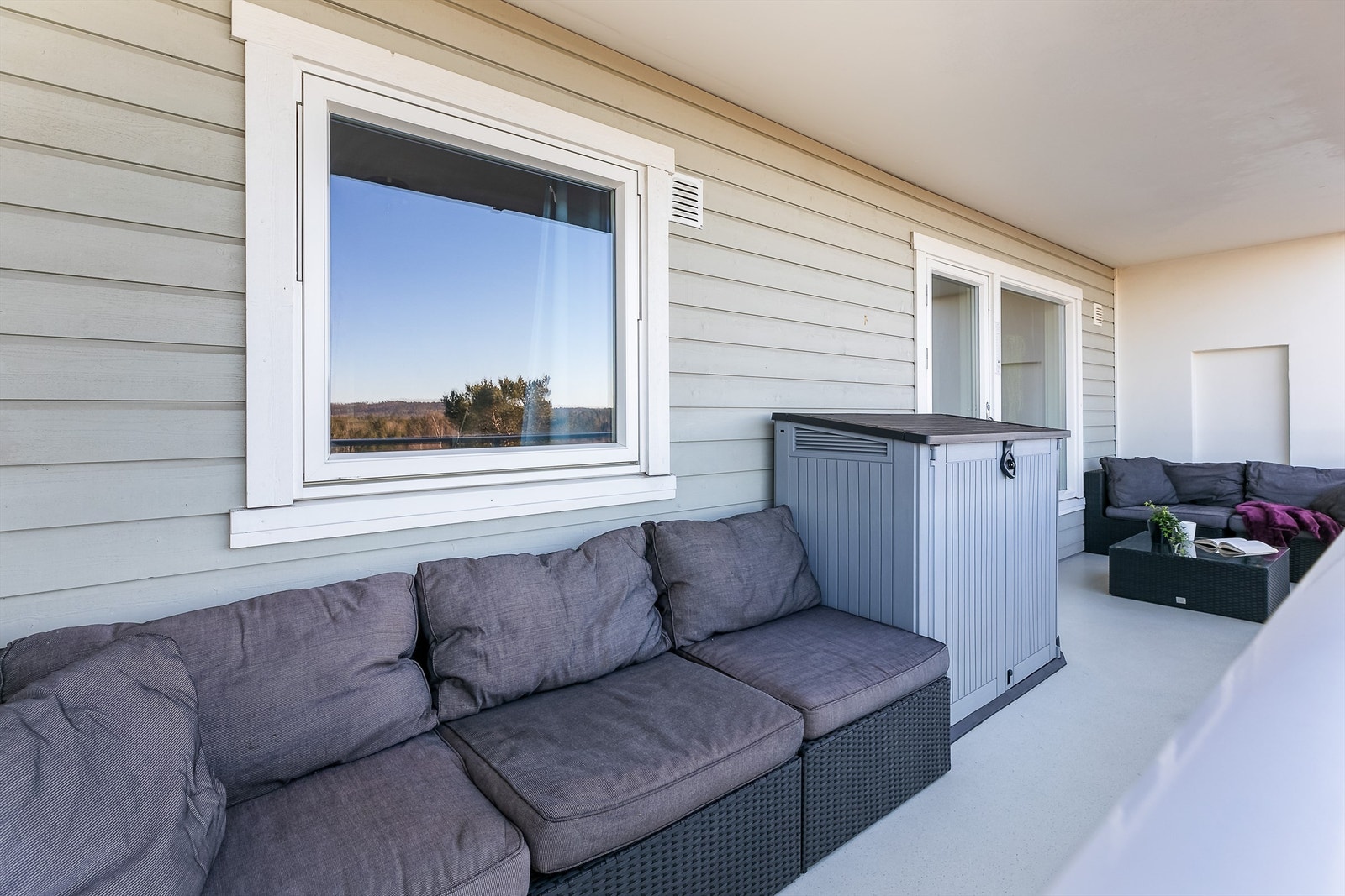 Sommerstid er balkongen på vestsiden solfylt fra utpå ettermiddagene og helt frem til solen går ned. Galleribilde