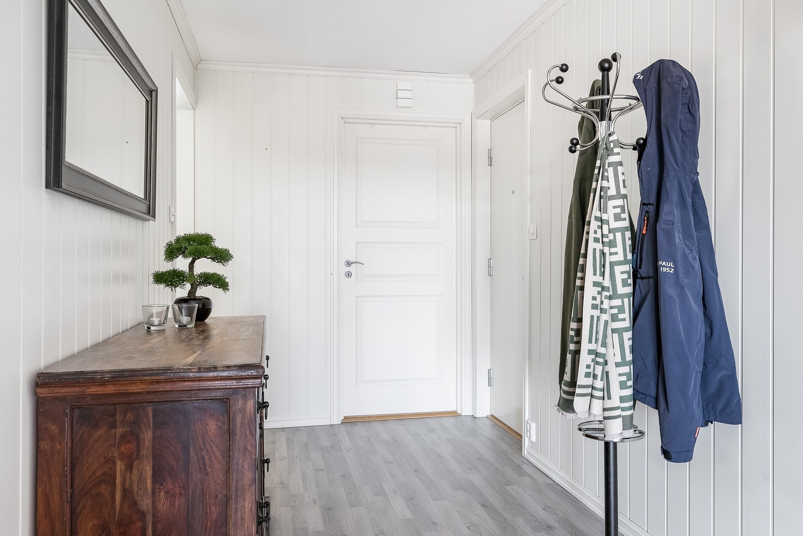 En romslig entré på nesten 8 kvm. er spesielt praktisk for barnefamilien og kan gjerne utnyttes med flere oppbevaringsmøbler. Galleribilde