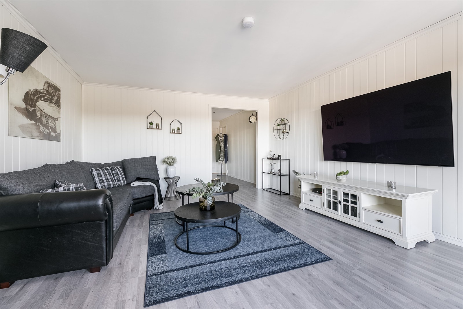 Alle rom er pusset opp siden 2018, blant annet med nytt laminatgulv og MDF-plater på vegger. Galleribilde