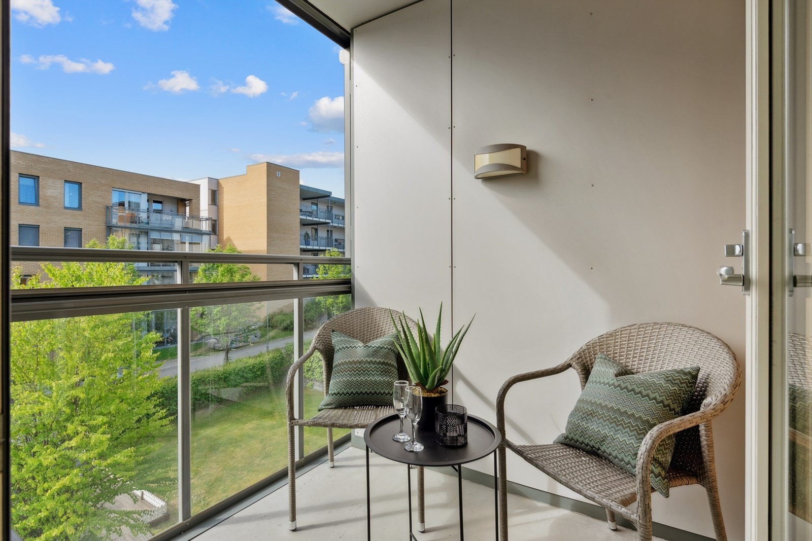 Leiligheten har balkong hvor sommeren kan nytes. Galleribilde