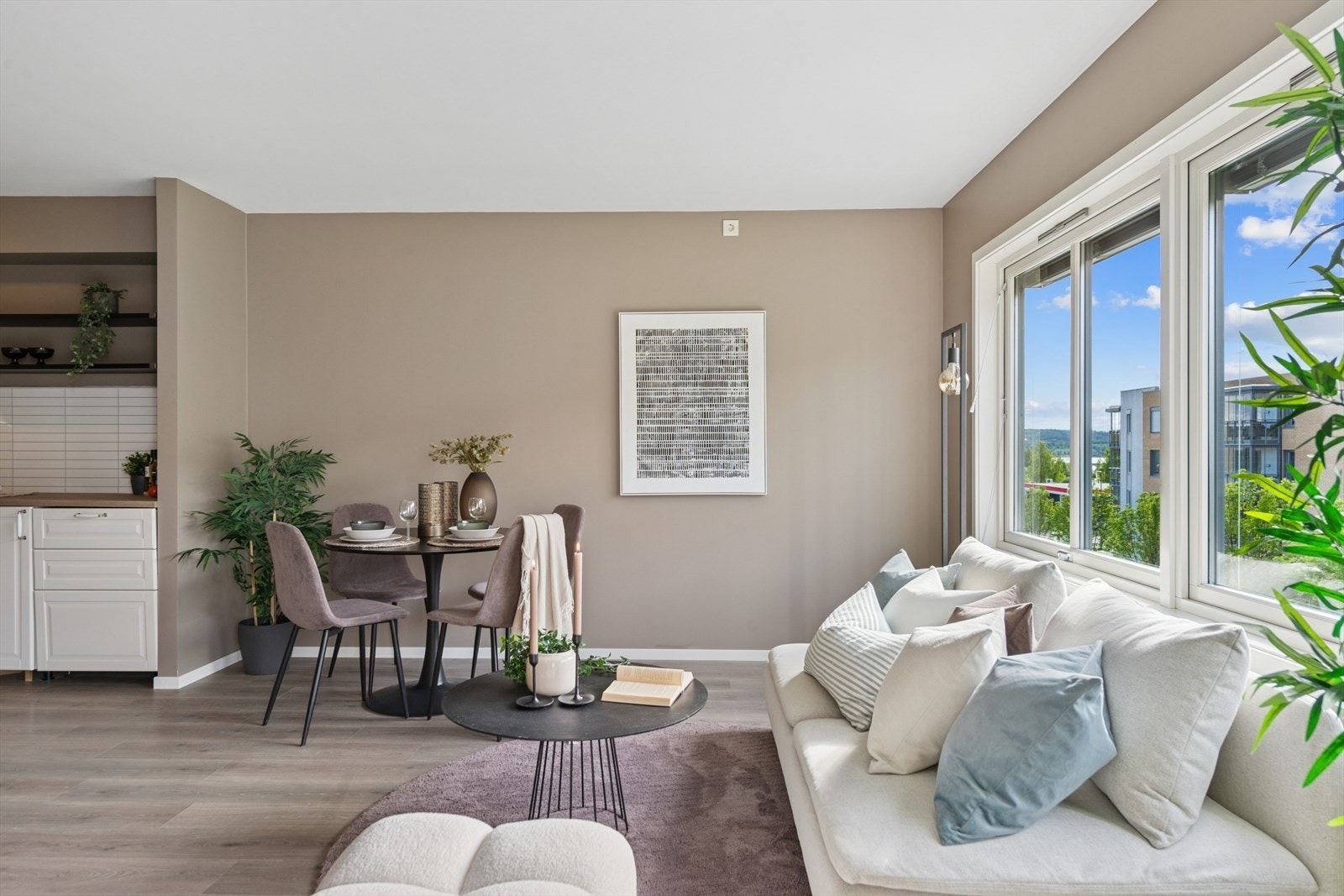 Det er åpen stue og kjøkkenløsning som gjør rommet mer sosialt. Galleribilde