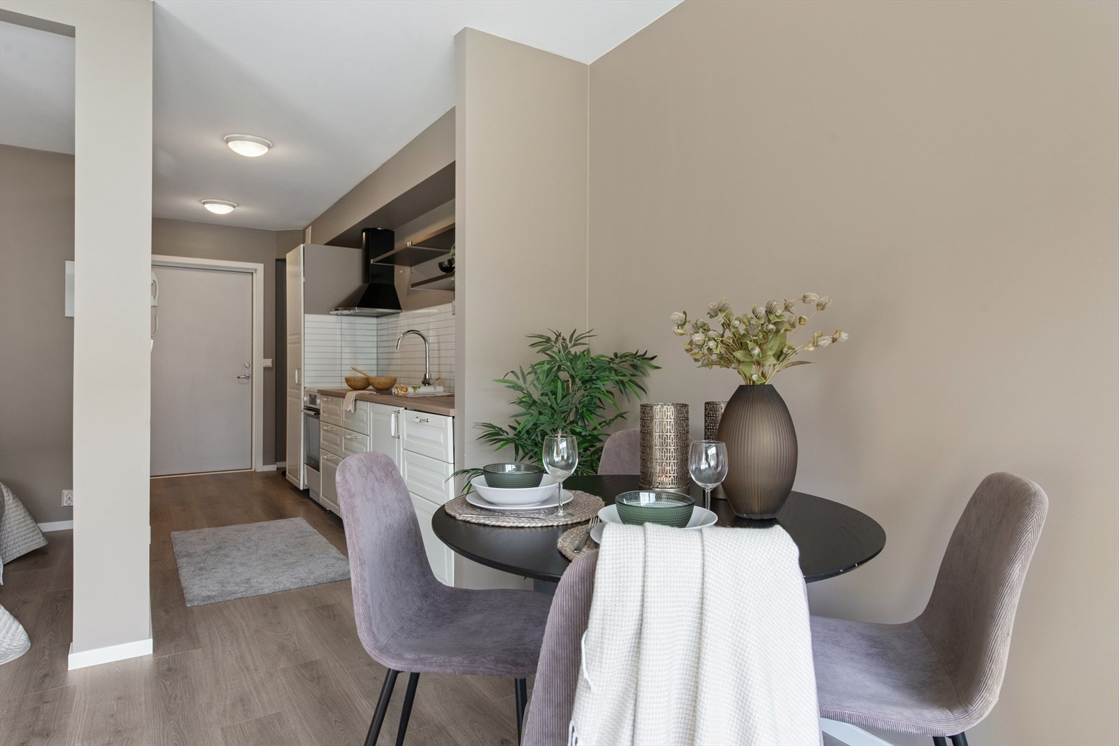 Leiligheten er holdt i lyse og moderne overflater, så her kan du flytte rett inn. Galleribilde