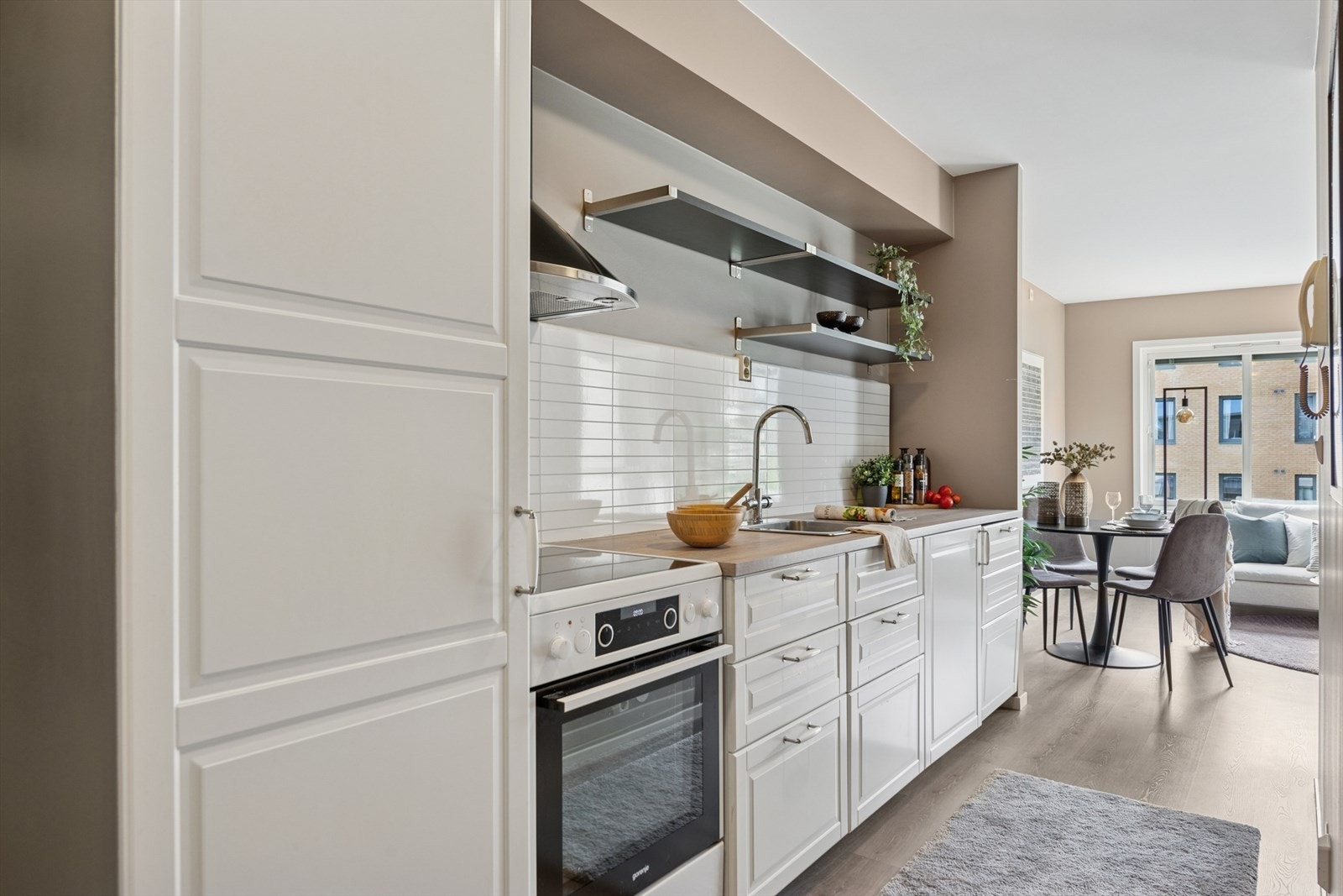 Innredning med profilerte fronter og laminat benkeplate. Galleribilde