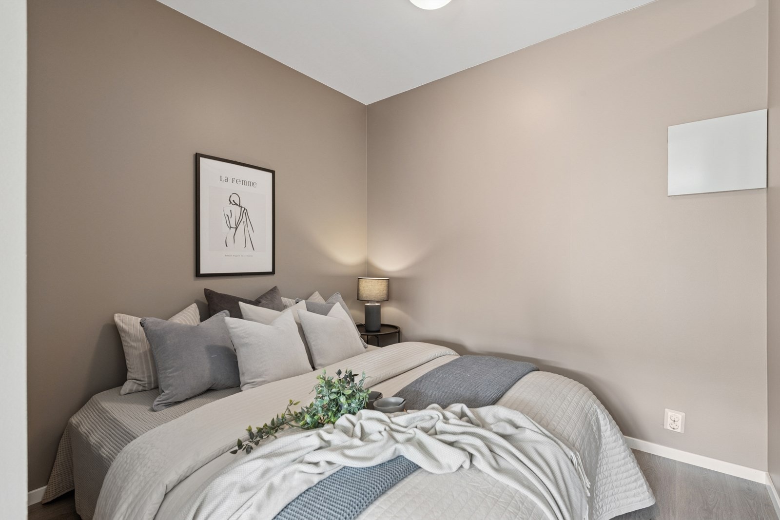 Alkoven har plass til dobbeltseng og tilhørende møblement. Galleribilde