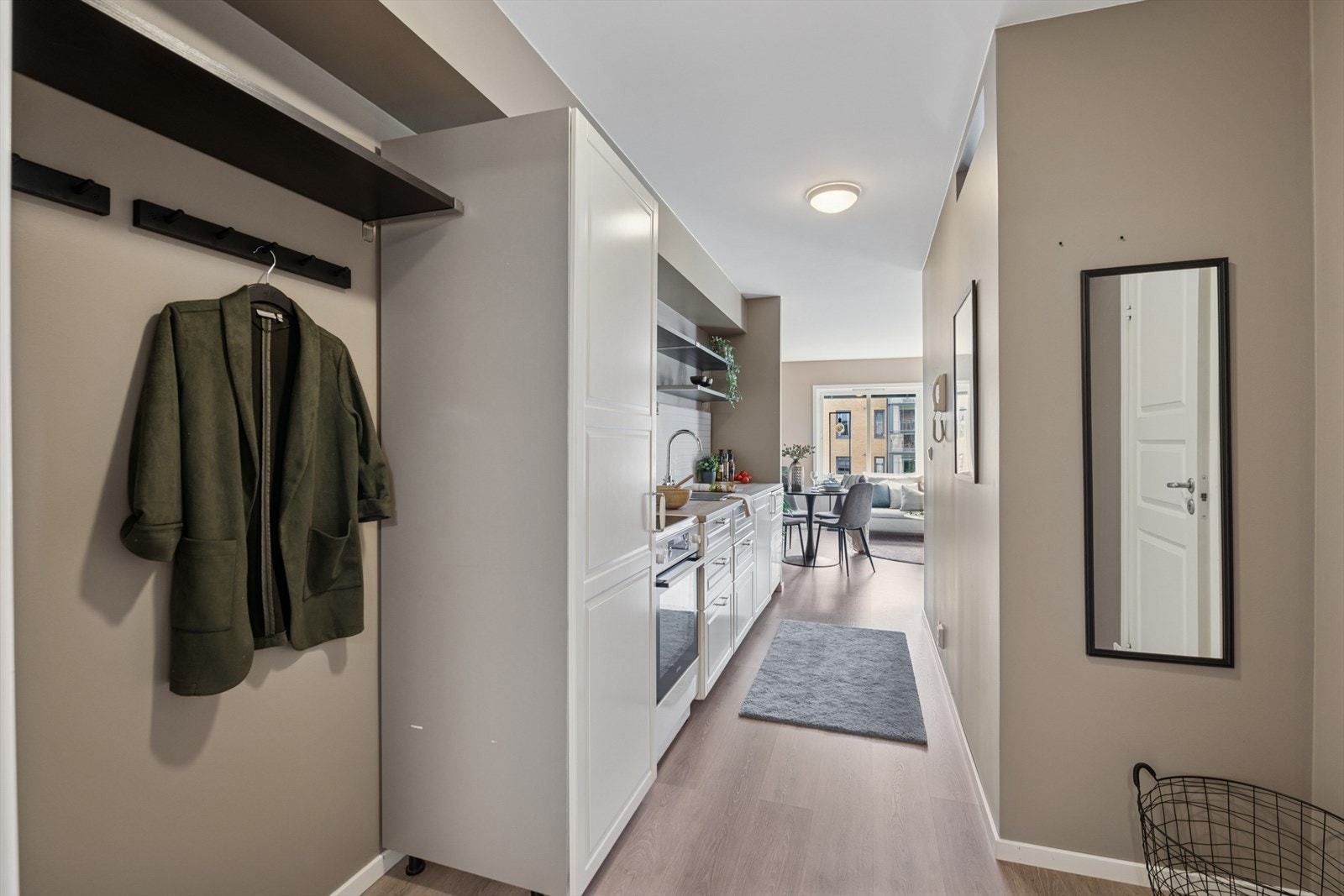 Her ønskes du velkommen inn i en entré med god plass til å oppbevare ytterklær. Galleribilde